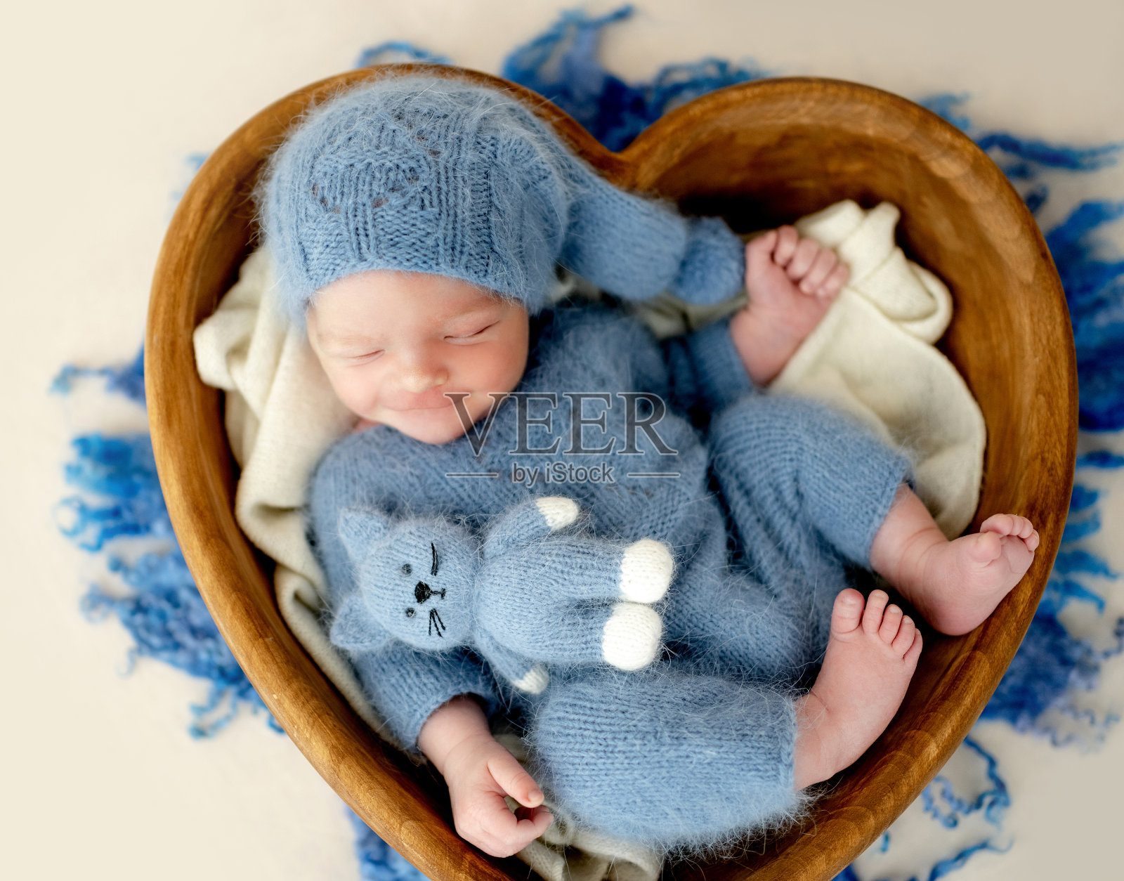 新生儿工作室肖像照片摄影图片