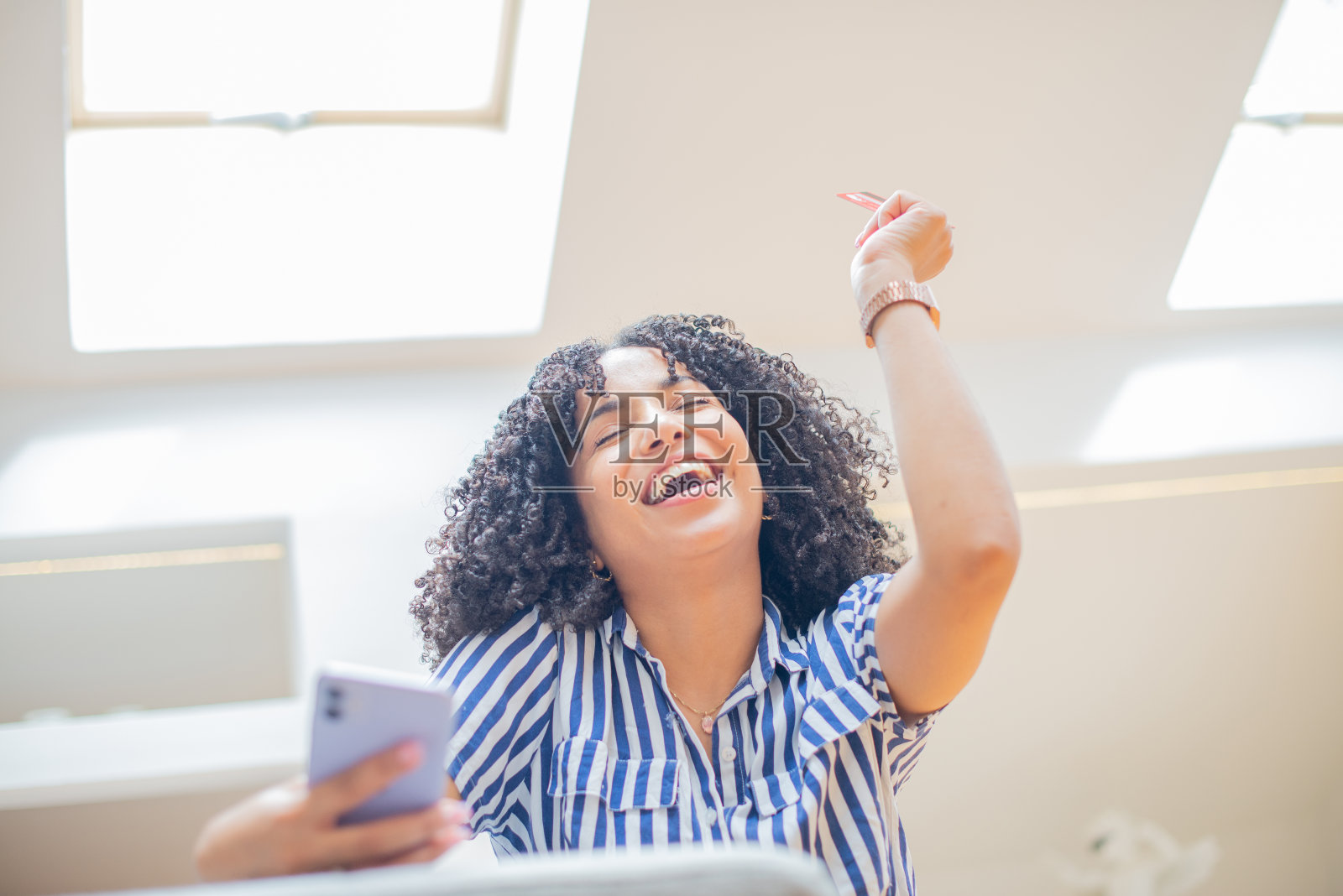 网上购物的快乐女人照片摄影图片