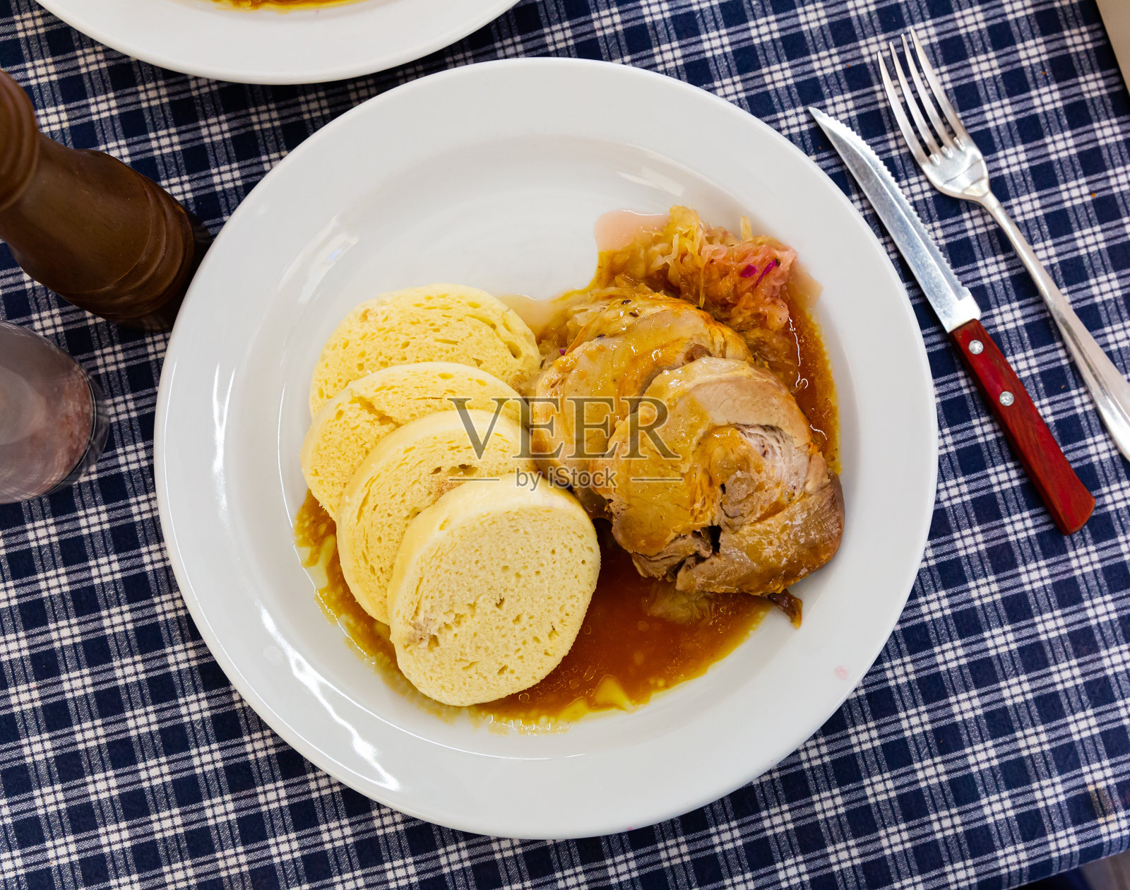 捷克饺子配酸菜和猪肉照片摄影图片