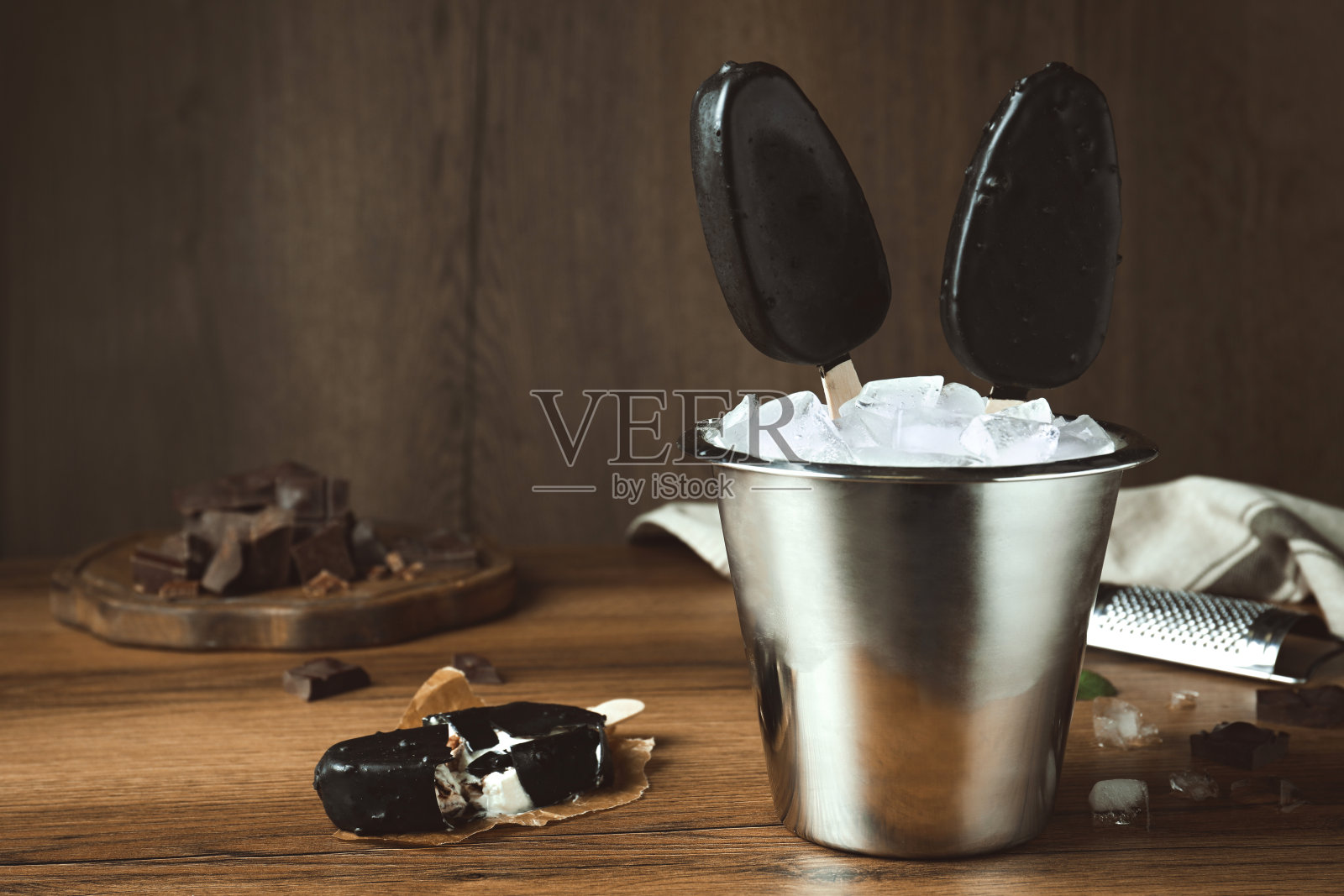 木桌上,上了釉的雪糕装在桶里。空间的文本照片摄影图片