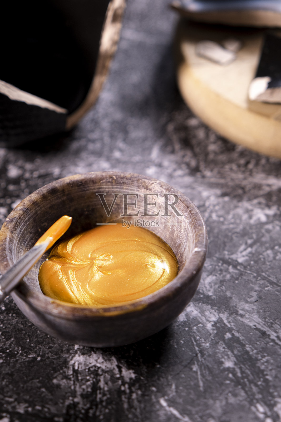 碗用金药膏修补陶器为实践金杉艺术。照片摄影图片