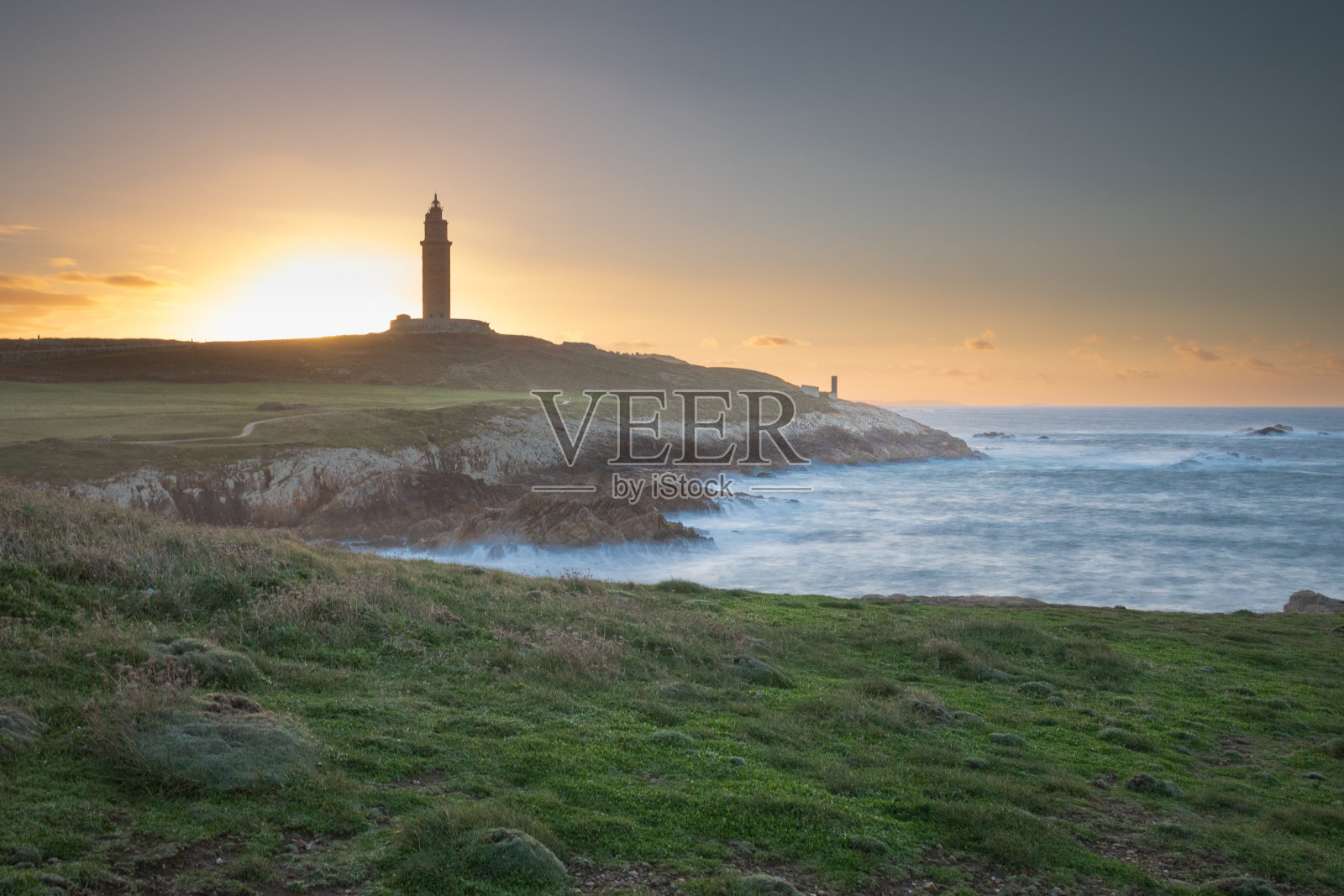 灯塔附近的海洋日落,美丽的地方照片摄影图片