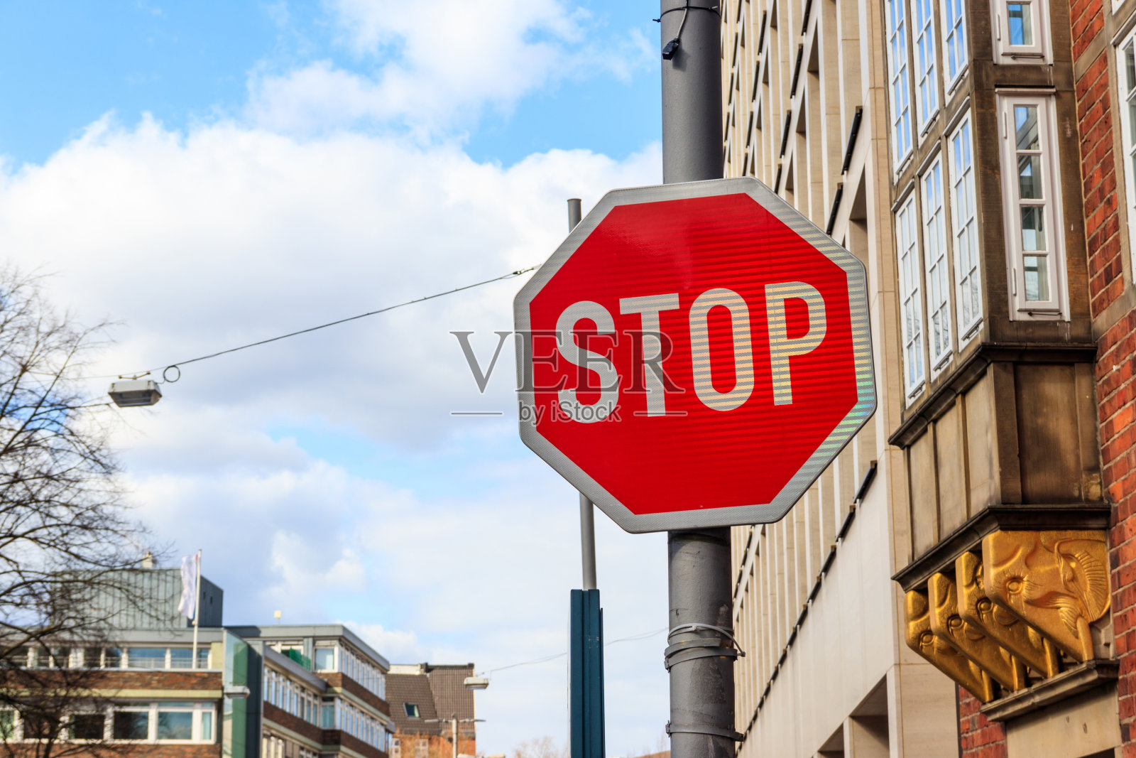 城市街道上的红色停止标志照片摄影图片