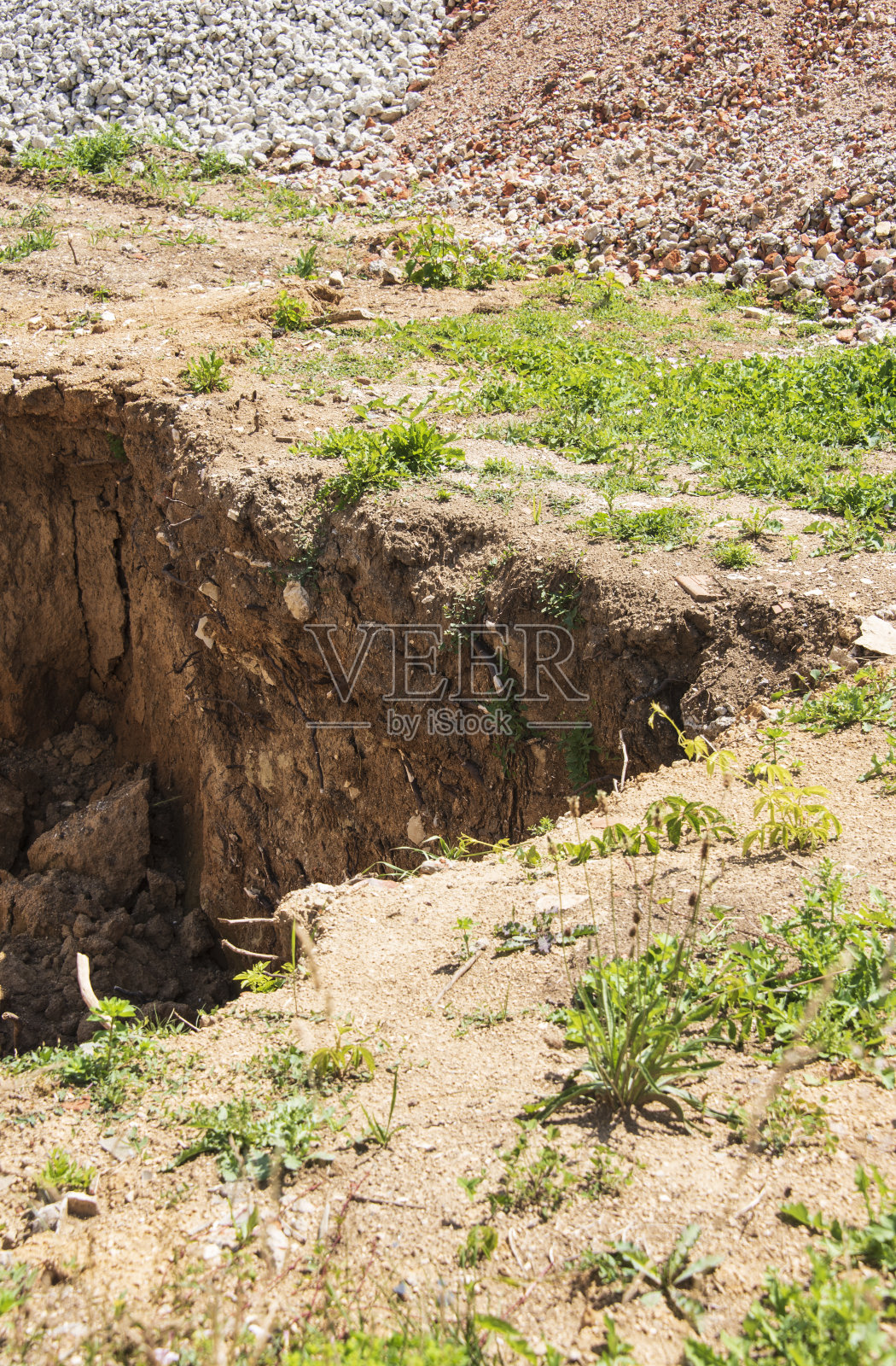 在多石的土地上挖一个洞的角落照片摄影图片