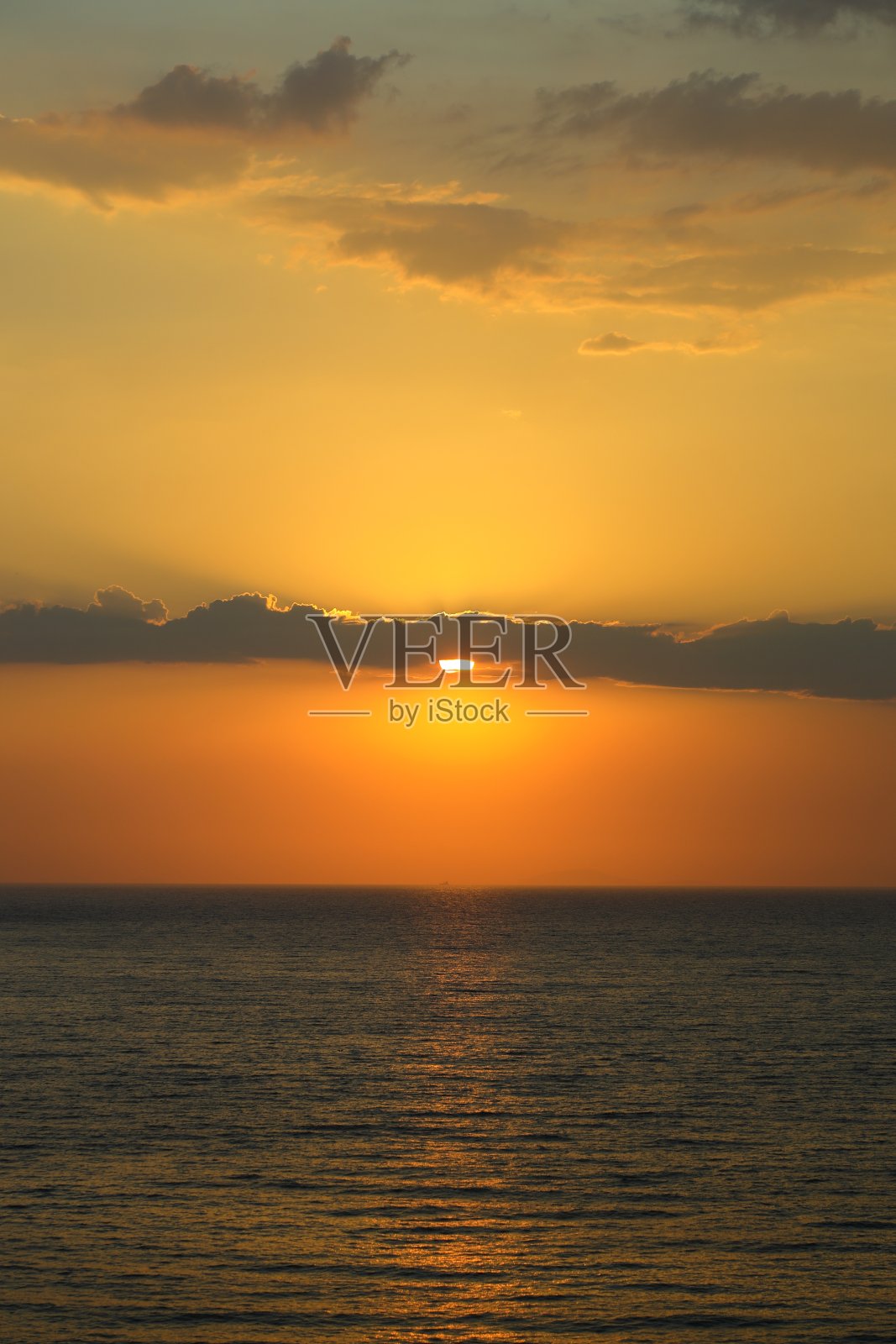 海边小镇博德鲁姆和壮观的日落照片摄影图片