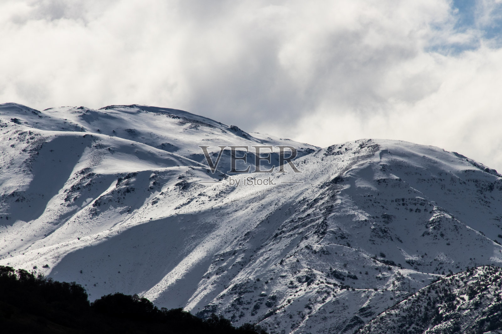 智利圣地亚哥的安第斯山脉照片摄影图片