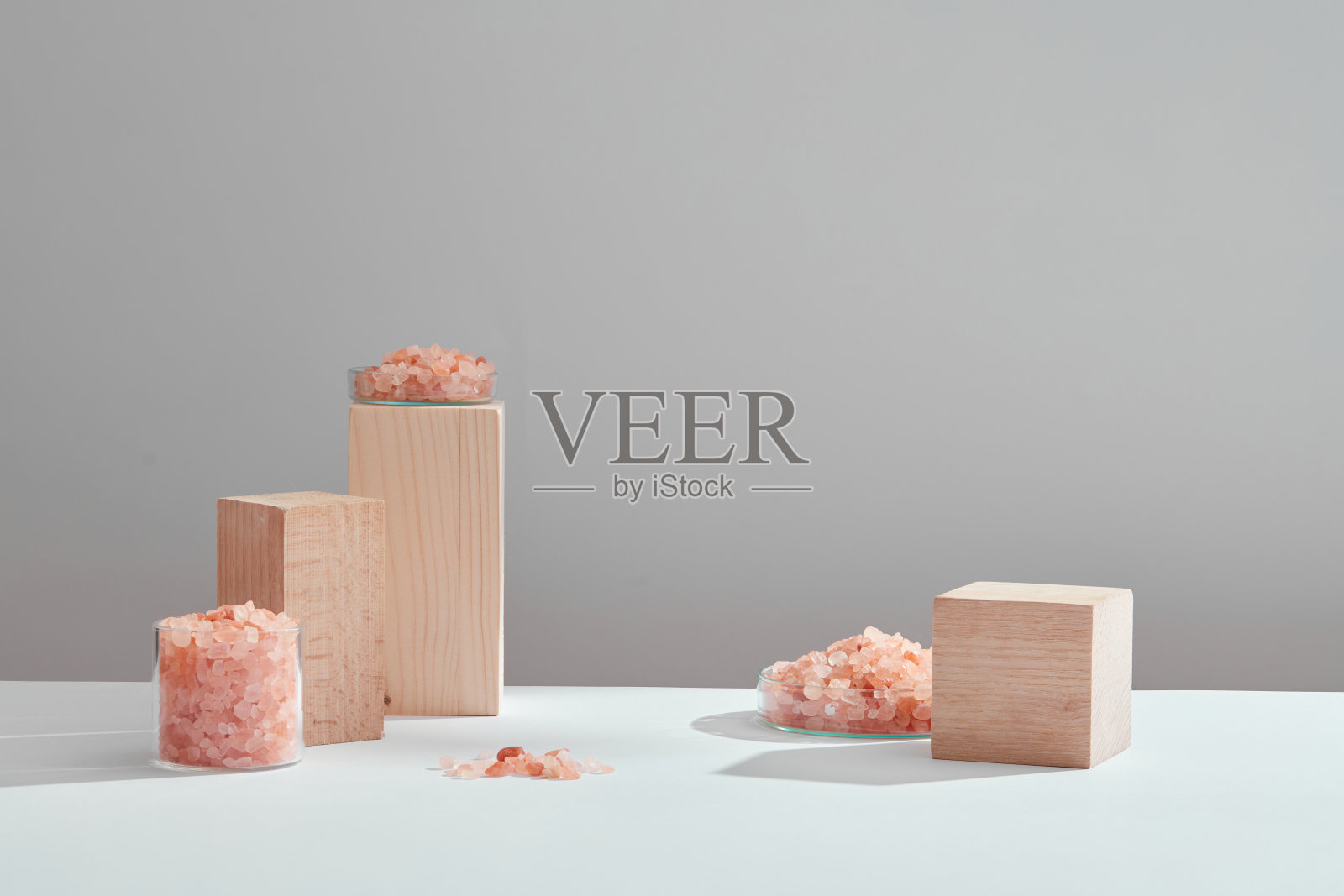 喜马拉雅盐装饰在木制碗白色背景前视图照片摄影图片