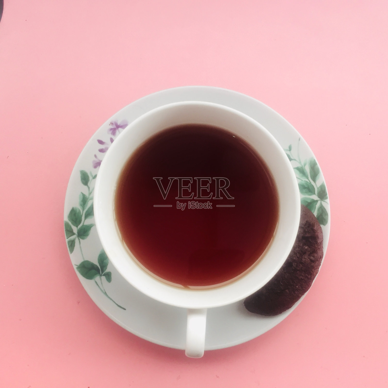 桌上有一杯红茶。照片摄影图片