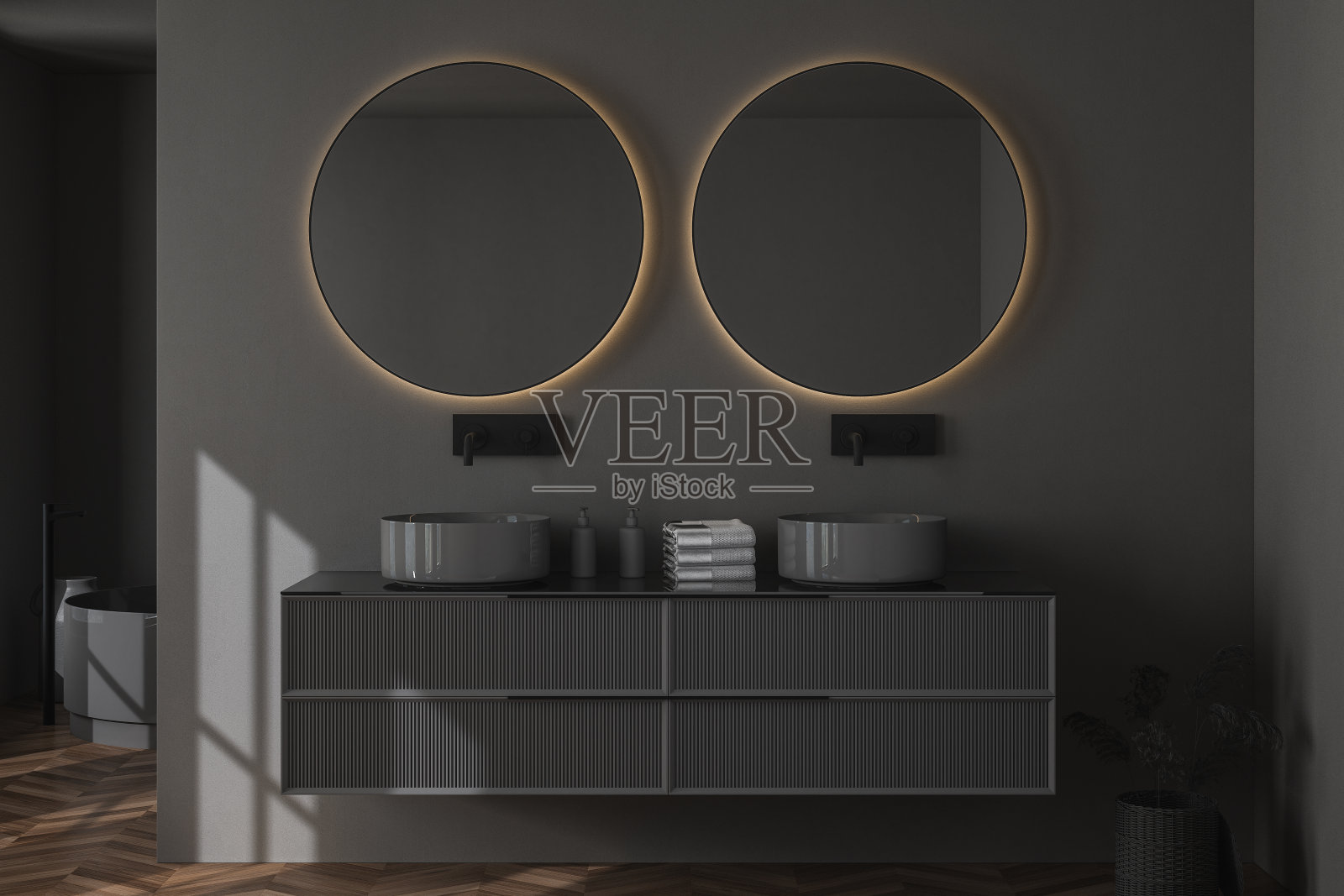 深色的浴室内部,铺着黑色拼花地板,照片摄影图片