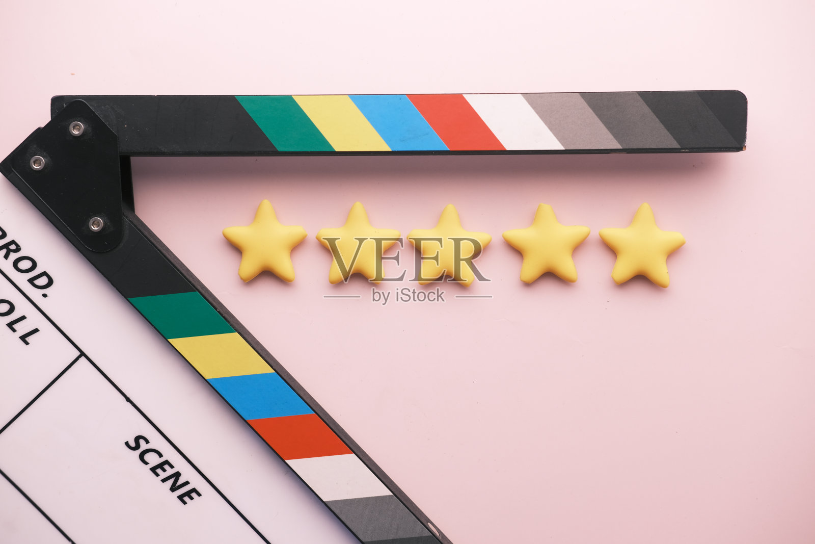 在彩色背景上评定金星和电影拍板照片摄影图片