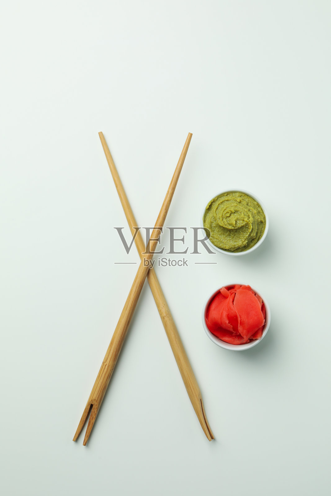 筷子,芥末和腌姜在白色的背景照片摄影图片