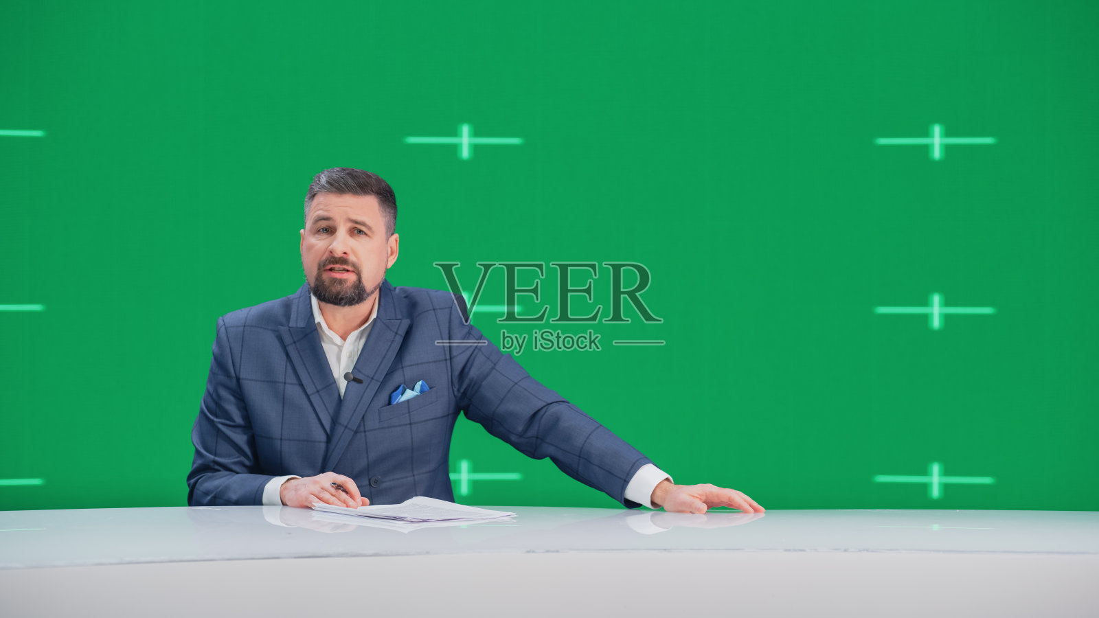 新闻演播室电视现场新闻节目:白人男性主持人报道,绿色屏幕色度关键屏幕画面。有线电视频道主播谈话,倾听。网络传播模型照片摄影图片