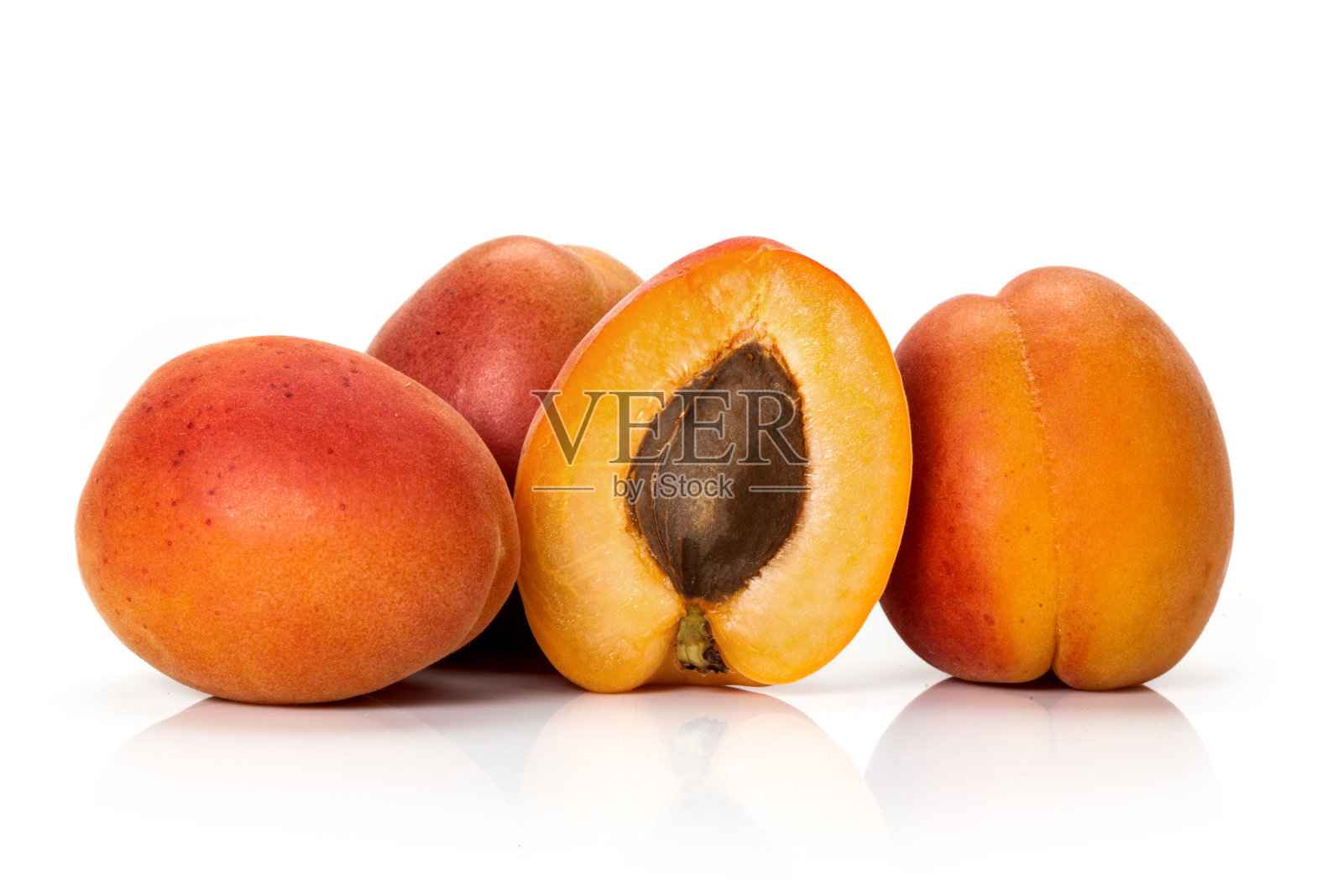 新鲜的有机杏分离在白色背景照片摄影图片