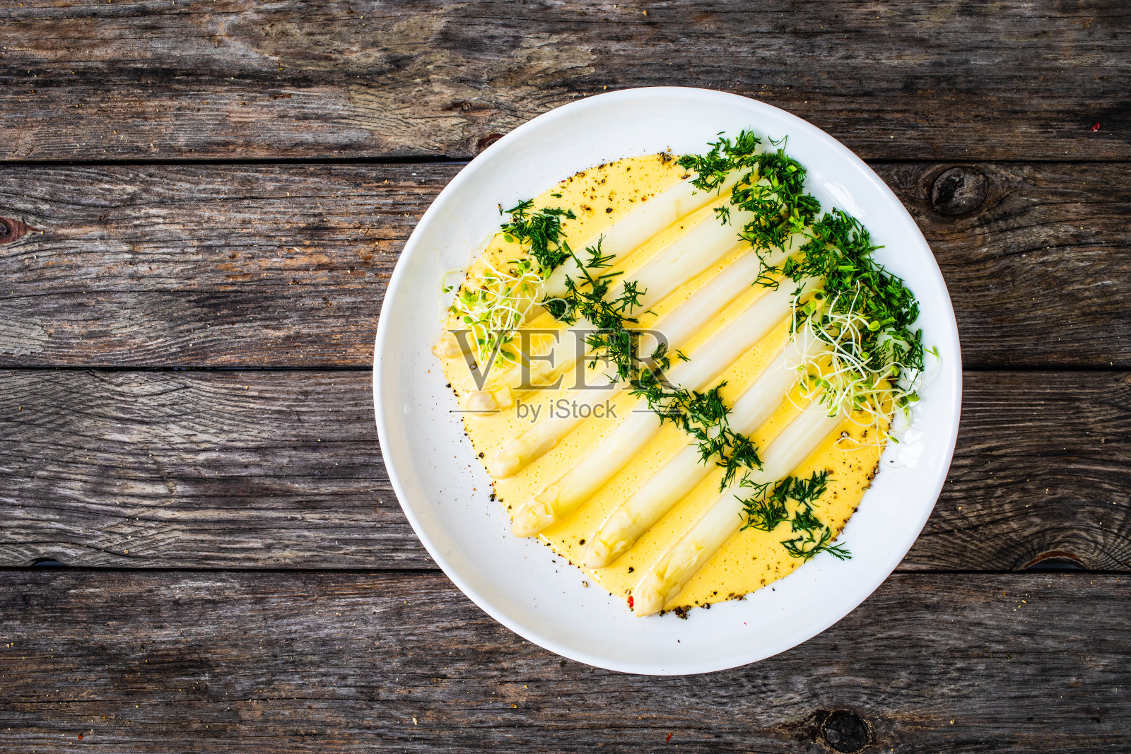白煮芦笋荷兰酱放在木桌上照片摄影图片