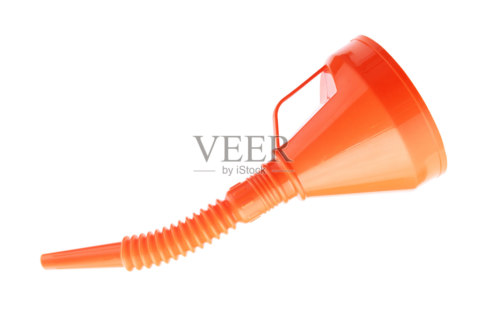 橙色塑料漏斗的燃料,汽油和其他技术液体隔离在白色背景。照片摄影图片