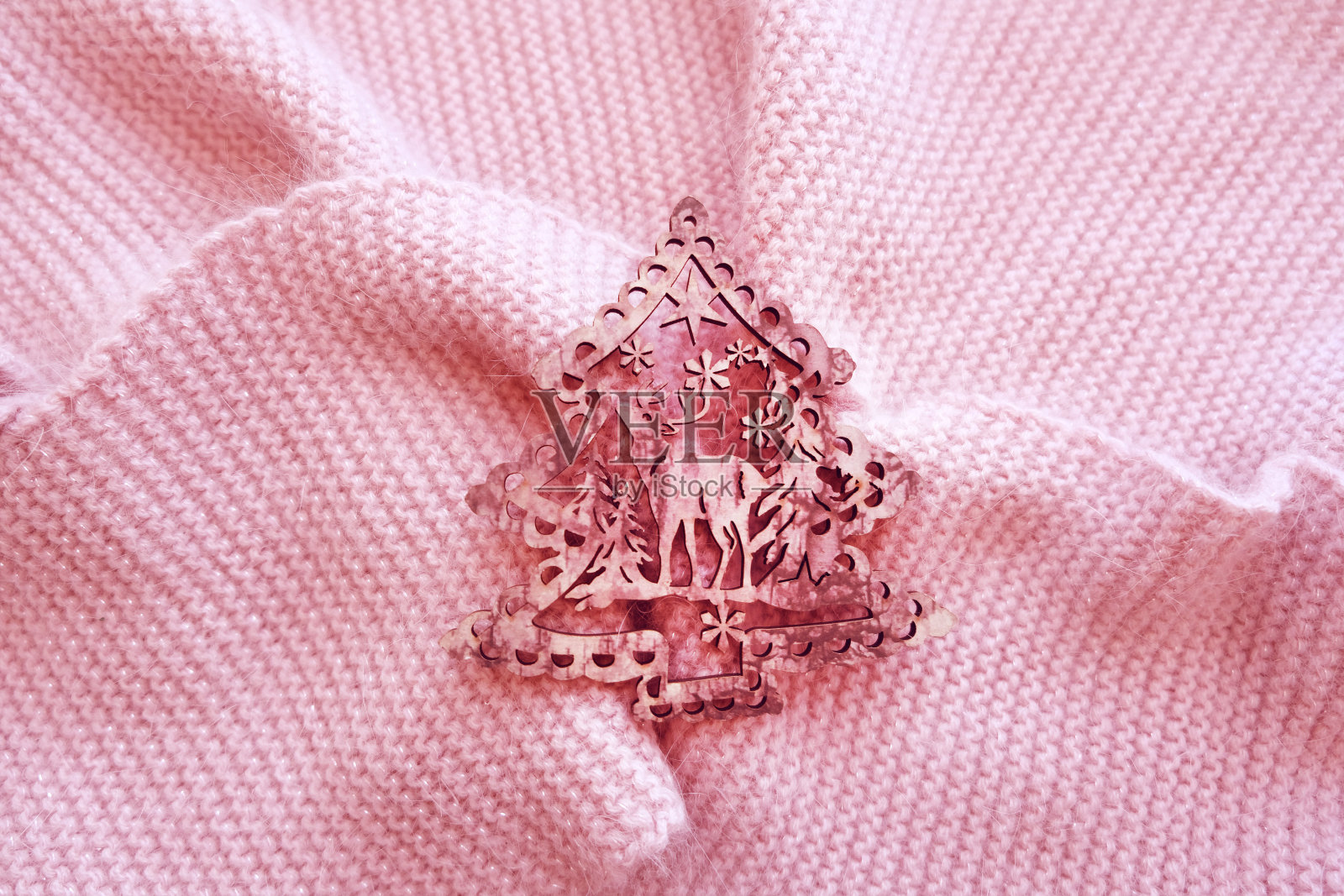 针织羊毛羊驼围巾与圣诞或新年木制玩具。时髦的最小平面设计。生态时尚亲族风格。照片摄影图片