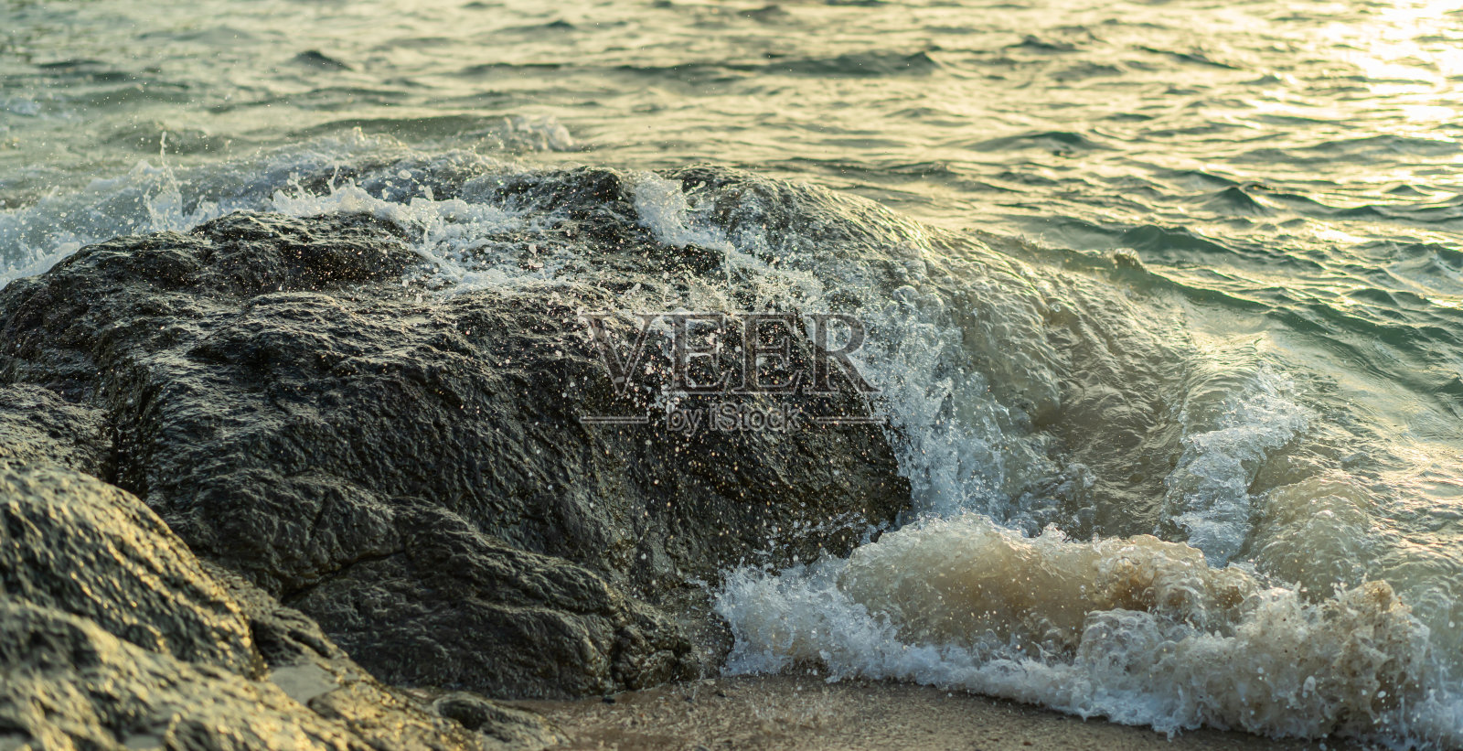 海水溅在石头上照片摄影图片