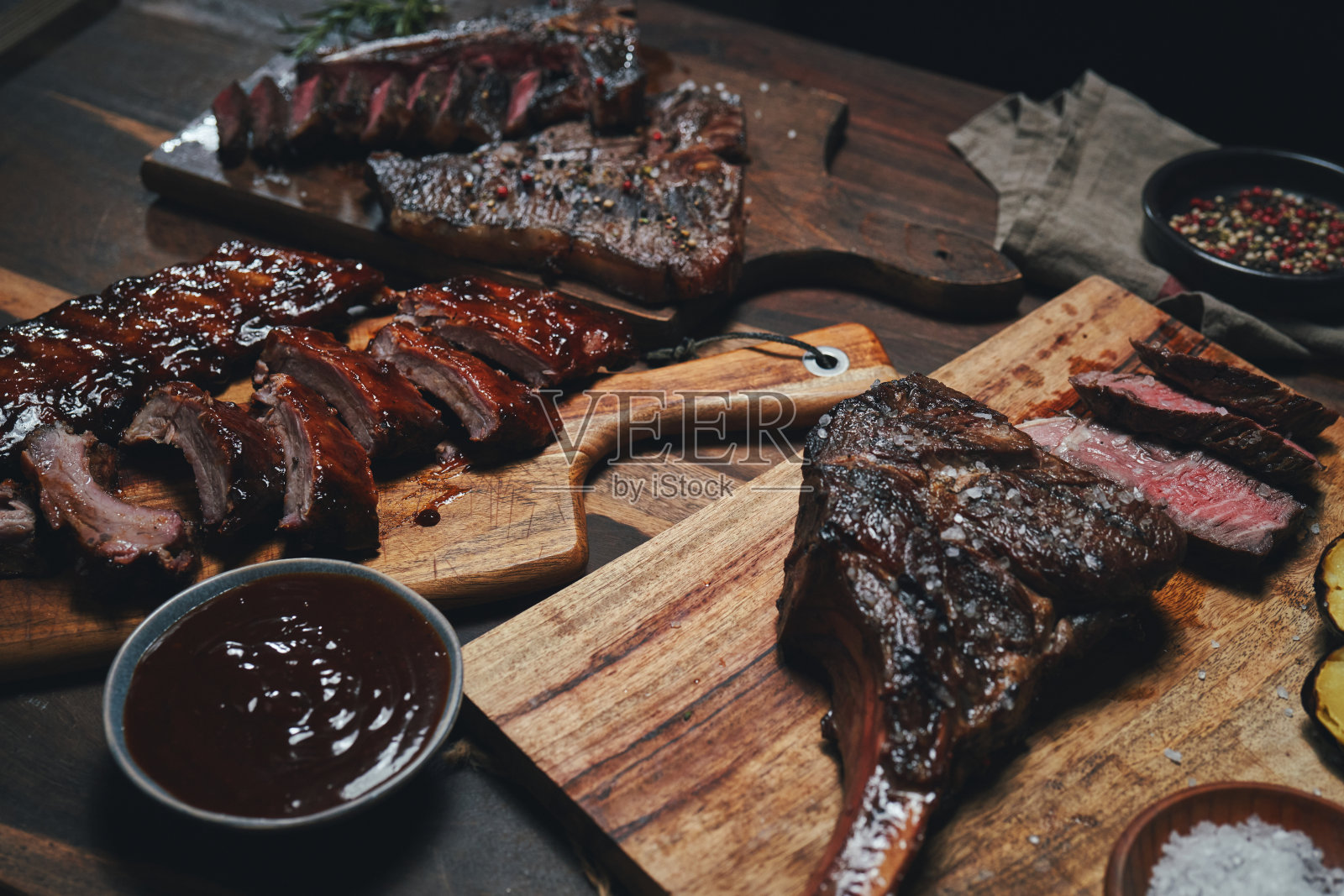 烧烤上的排骨照片摄影图片