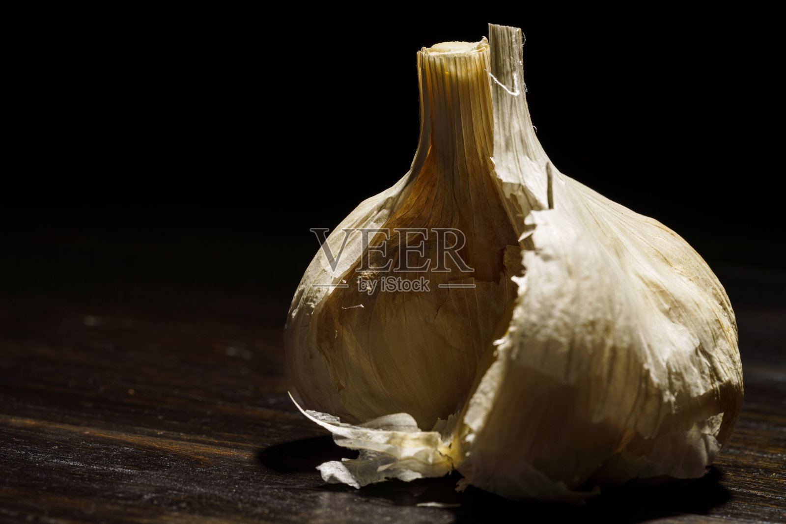 深色背景上的新鲜大蒜照片摄影图片