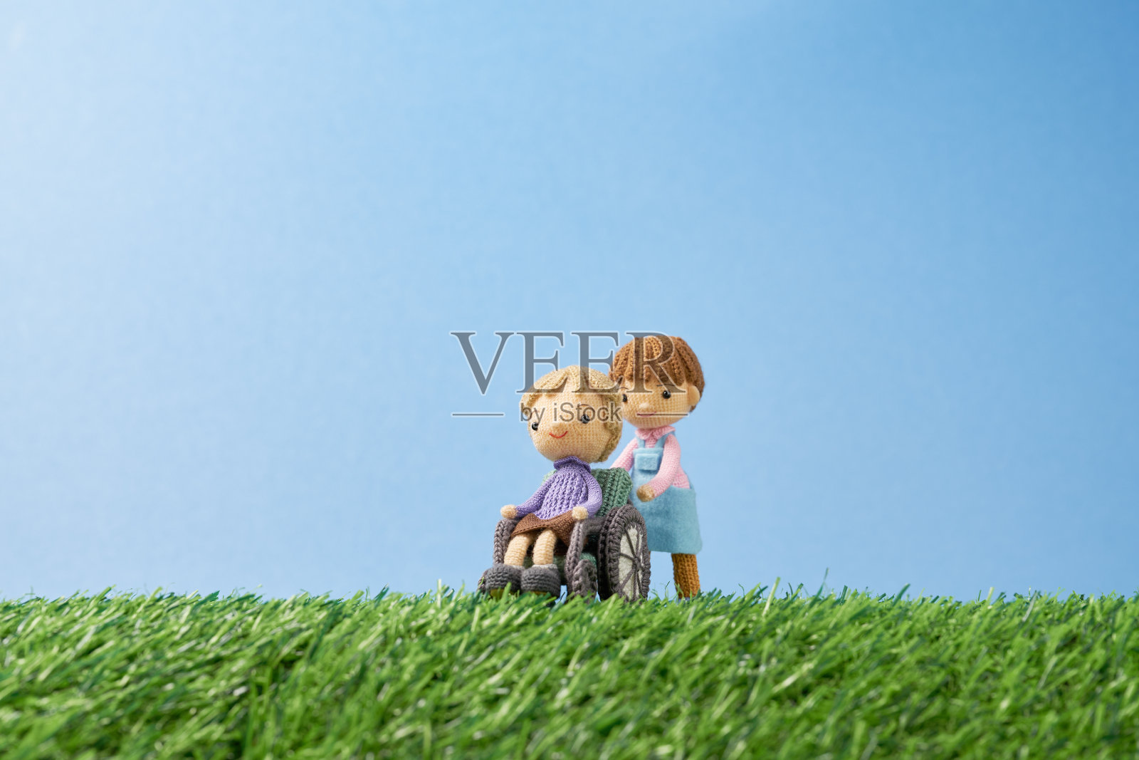 小巧可爱的Amigurumi娃娃在白色背景。护理照片摄影图片