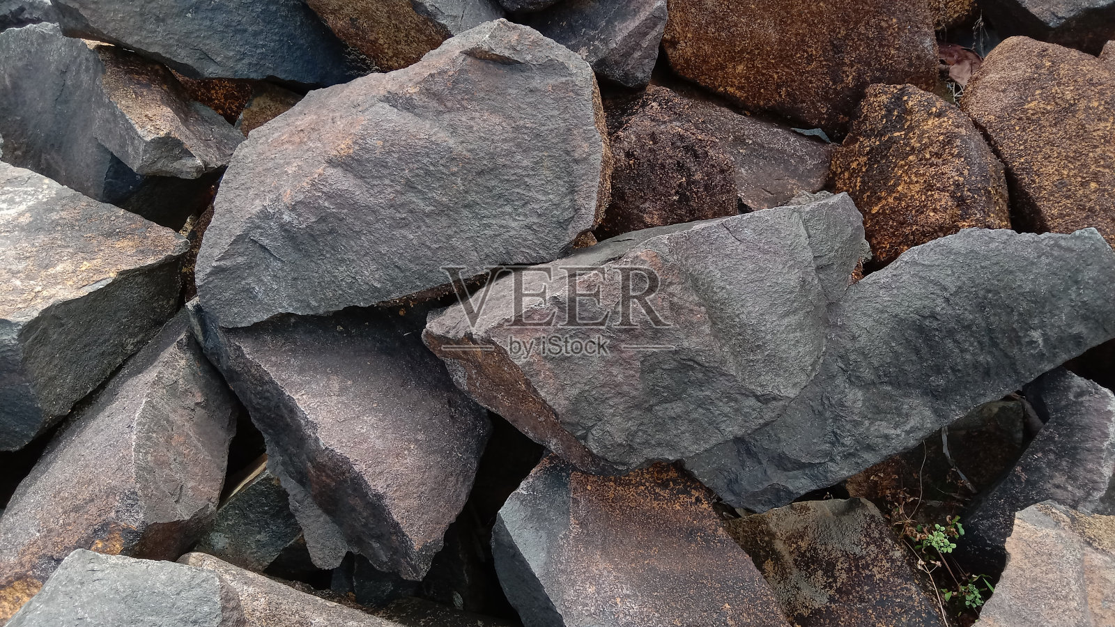 这是一块裂开的石头照片摄影图片