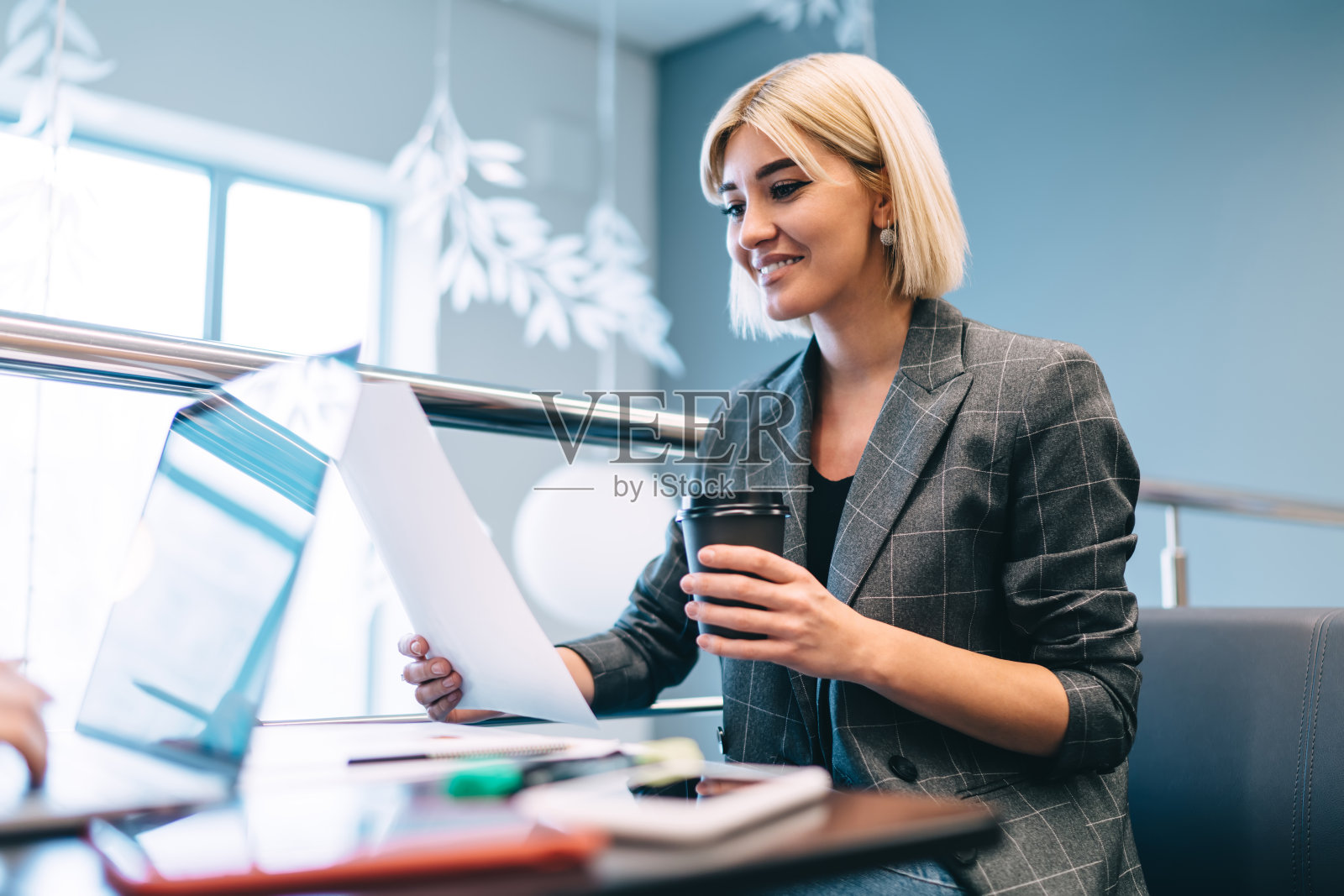 快乐的女性自由职业者在咖啡馆休息照片摄影图片