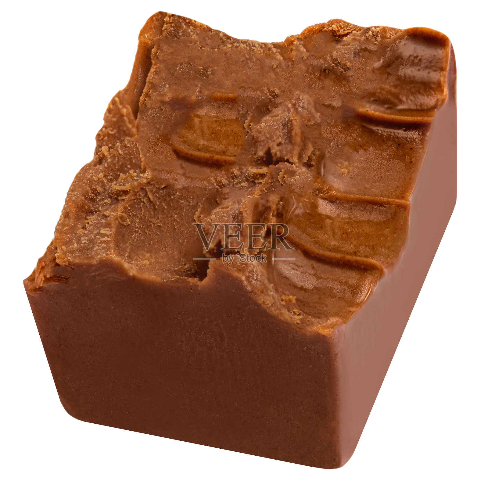 巧克力糖咬孤立在白色背景。一块牛奶巧克力特写照片摄影图片