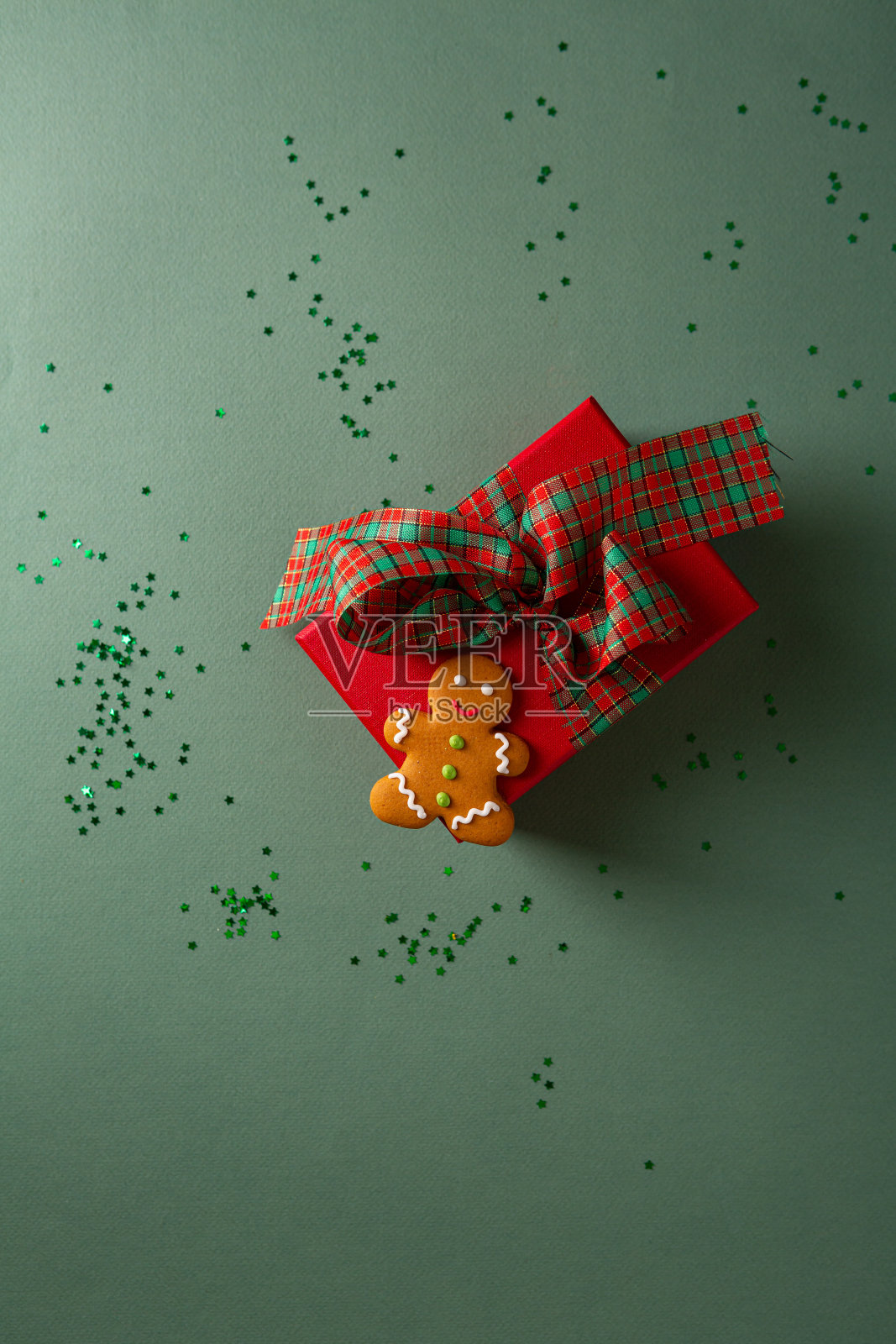 圣诞概念姜饼人礼盒绿色背景照片摄影图片