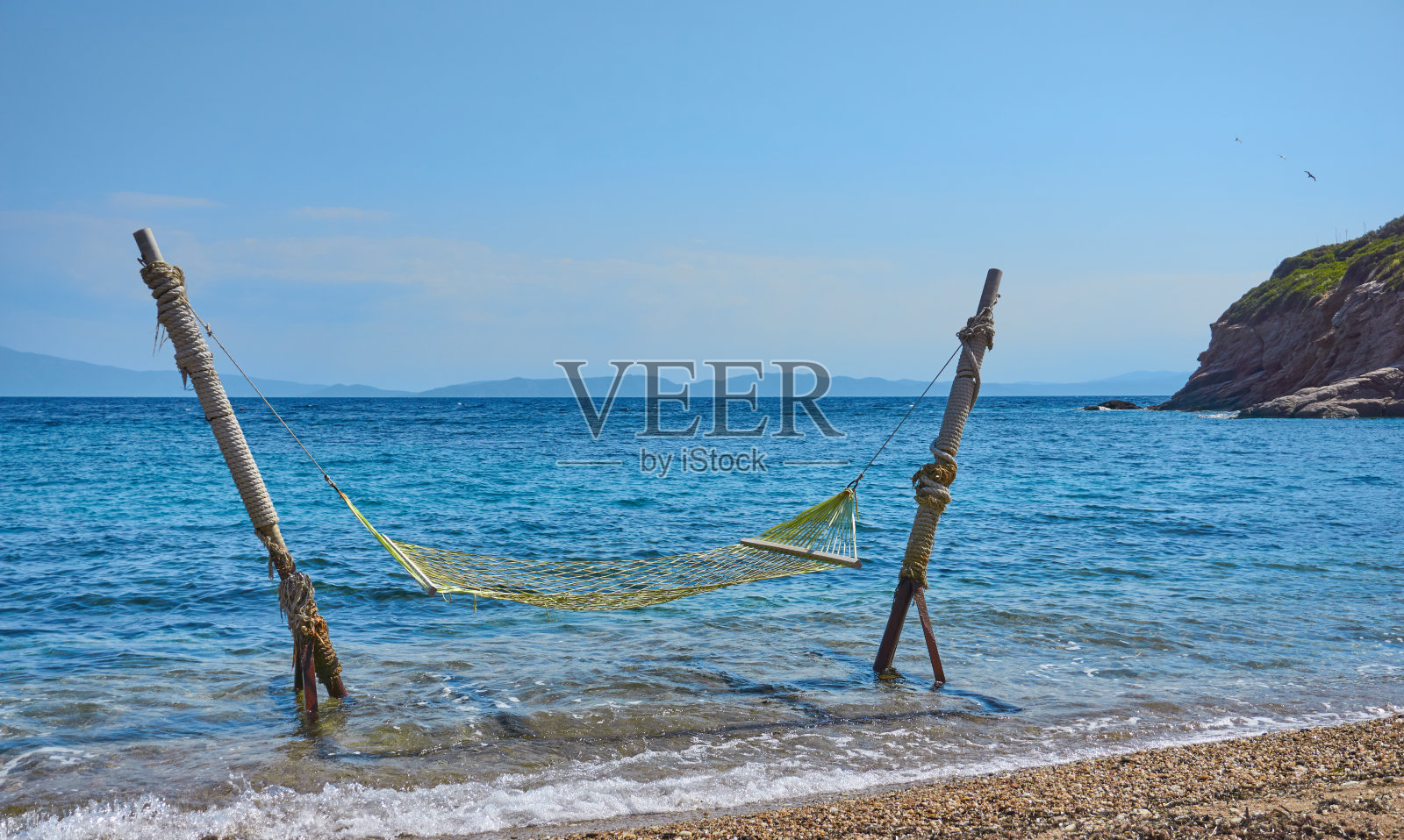 夏天沙滩上的吊床照片摄影图片