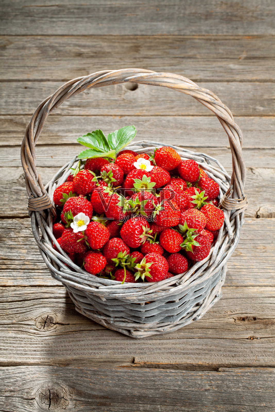 熟草莓放在篮子里照片摄影图片