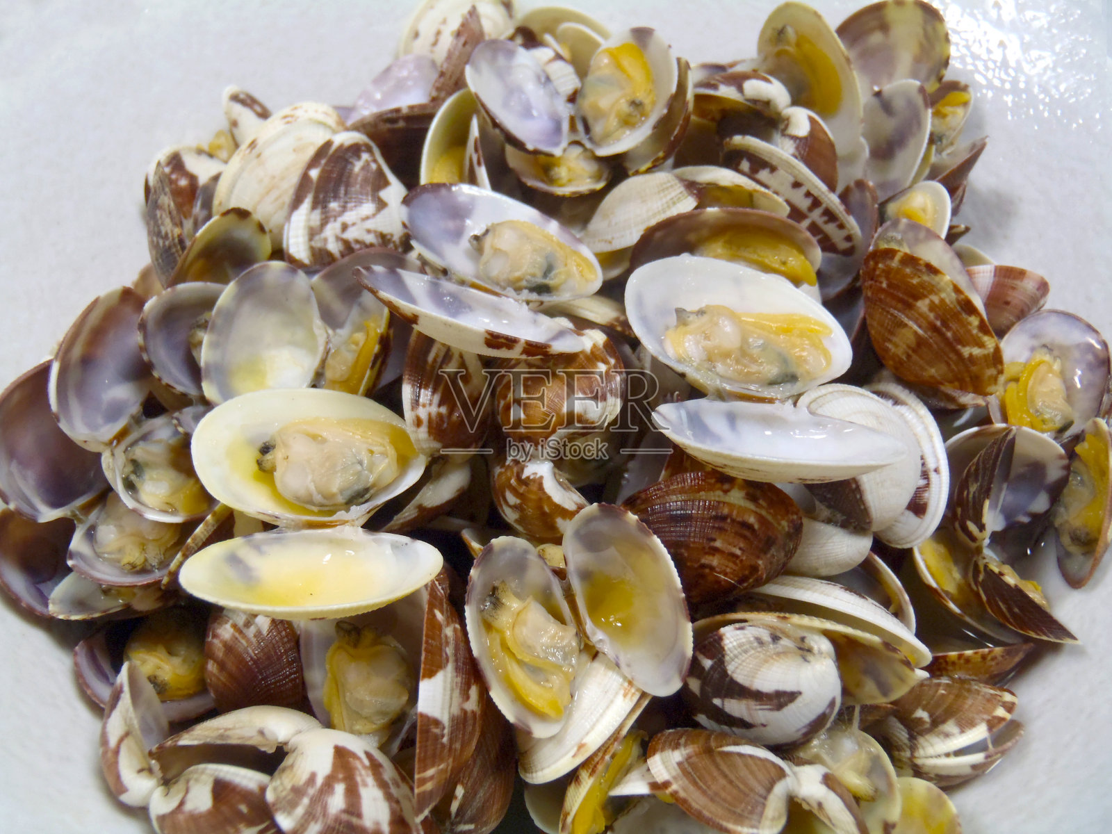 新鲜蛤蜊蒸熟日本清酒。照片摄影图片