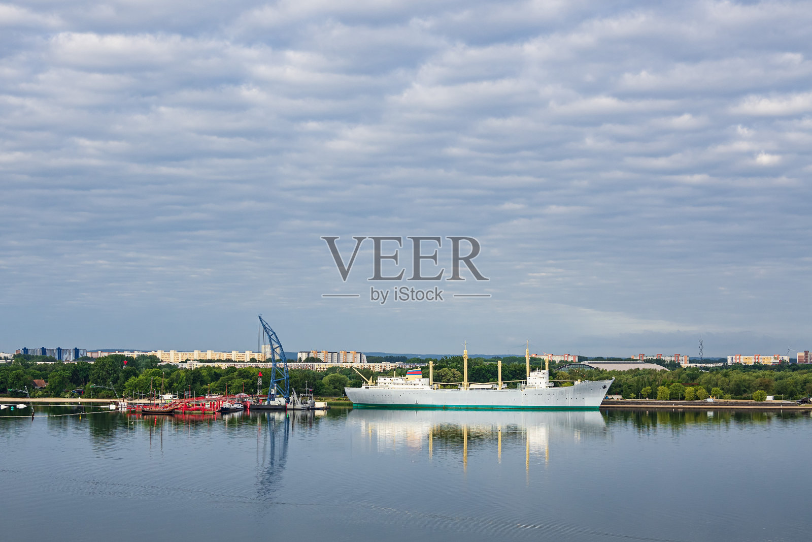 在德国罗斯托克俯瞰瓦尔诺河,看到一艘历史悠久的船照片摄影图片