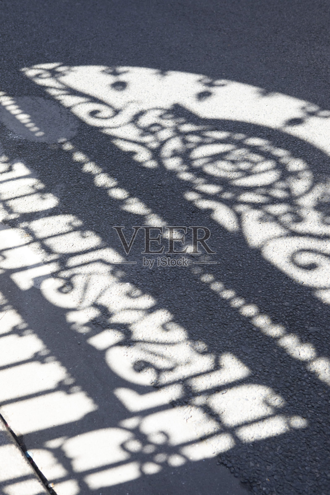 华丽的铁门在人行道上投下阴影照片摄影图片