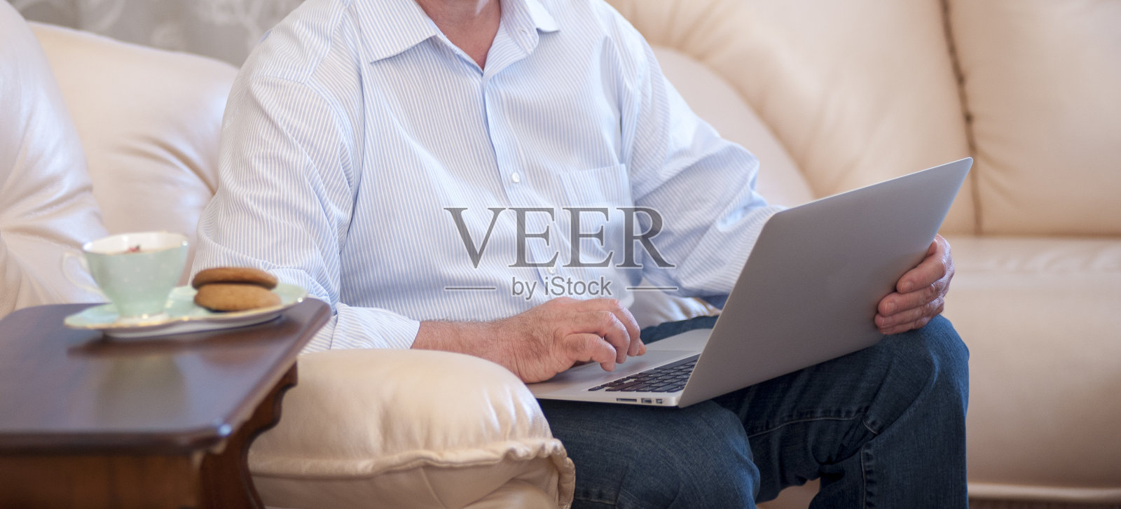 老人在家使用笔记本电脑。科技商业媒体互联网概念。水平的旗帜照片摄影图片