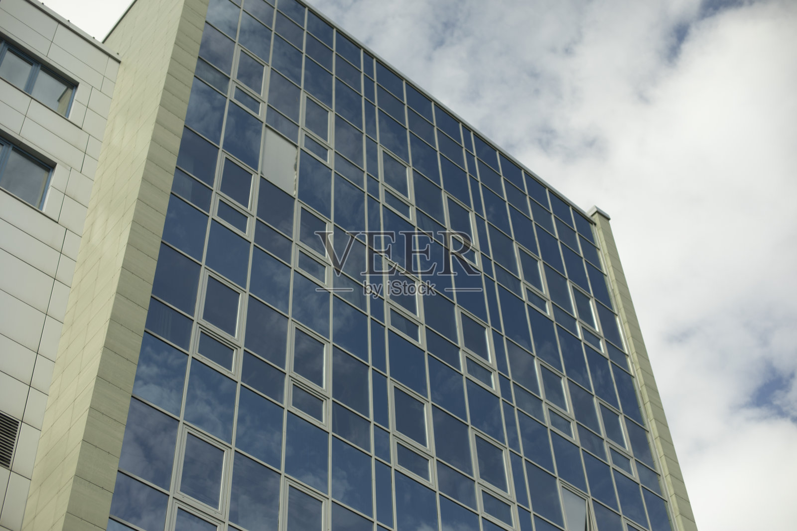 建筑物的镜面玻璃。办公室的房子。现代建筑。照片摄影图片