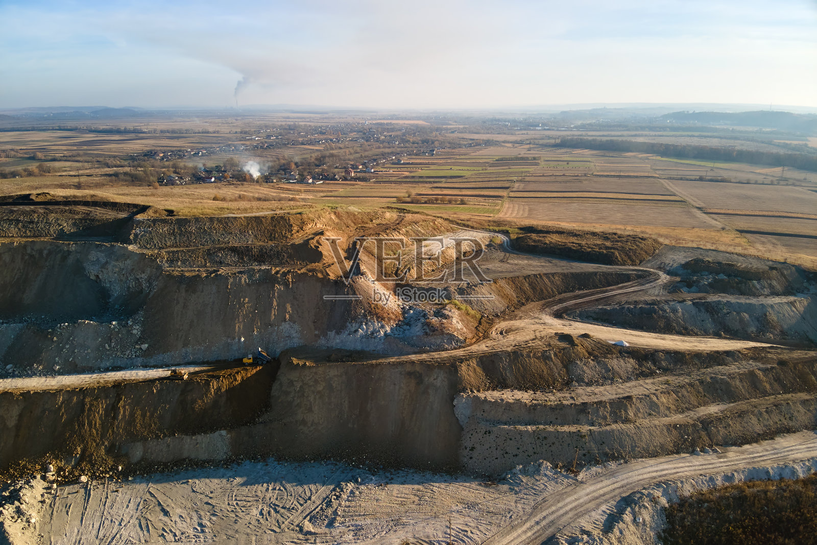 建筑用砂岩露天矿航拍,含挖掘机和自卸卡车照片摄影图片