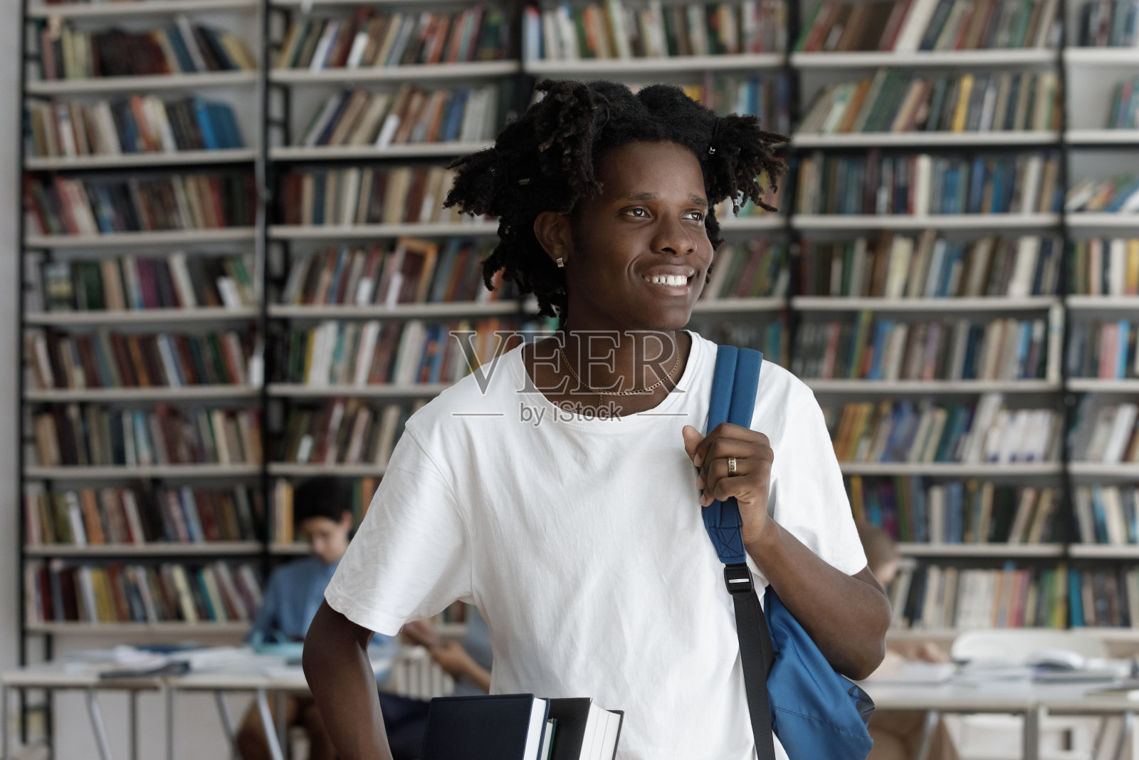 快乐的非洲学生在校园图书馆摆姿势照片摄影图片