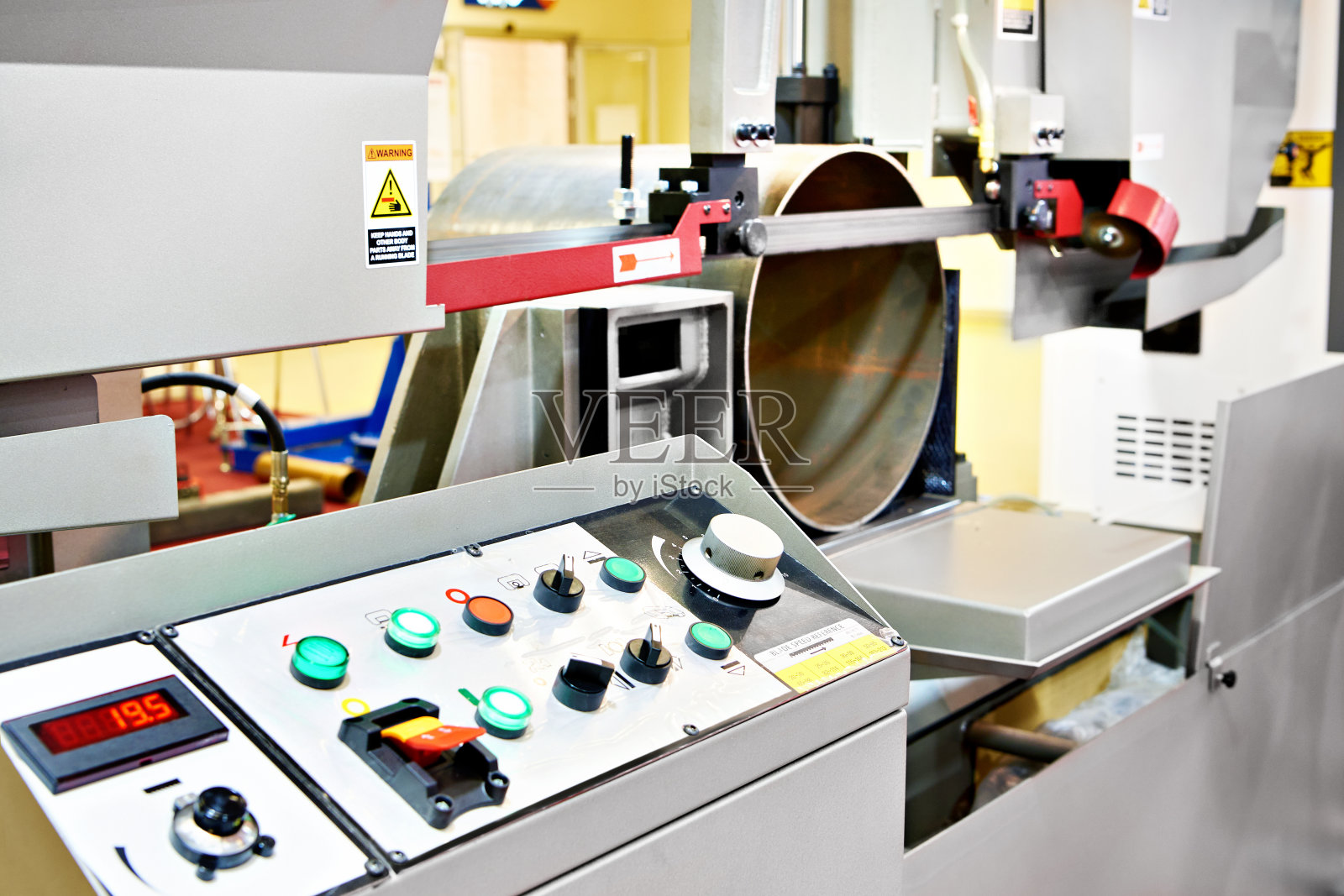 液压夹紧半自动带锯机照片摄影图片