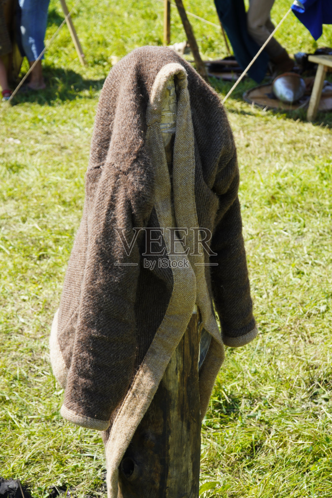 2022年7月16日,俄罗斯乌里扬诺夫斯克:羊毛制成的外套在阳光下晒干。传统的外套照片摄影图片