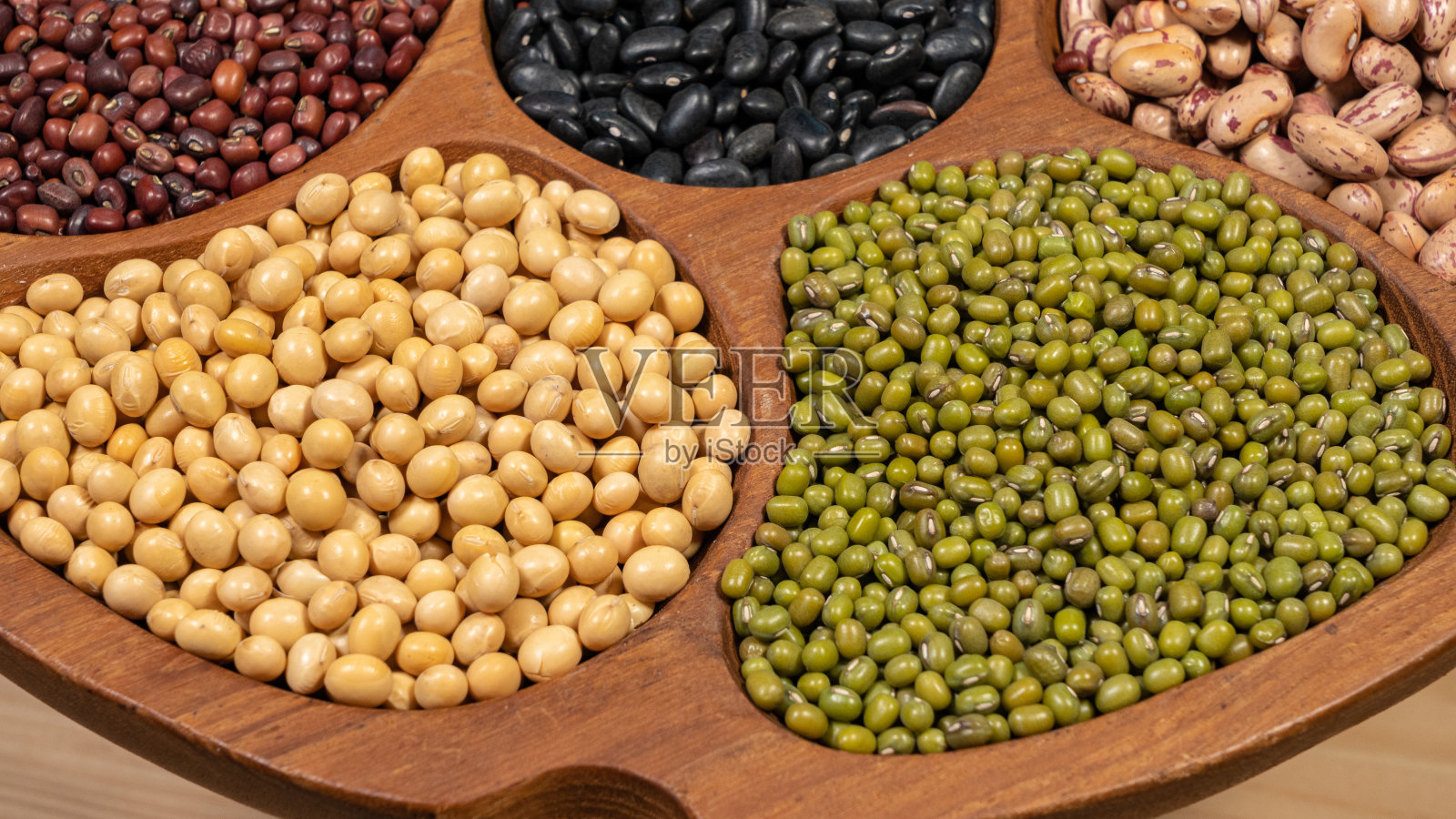 木盒黄豆和绿豆特写,俯视图,健康饮食理念照片摄影图片