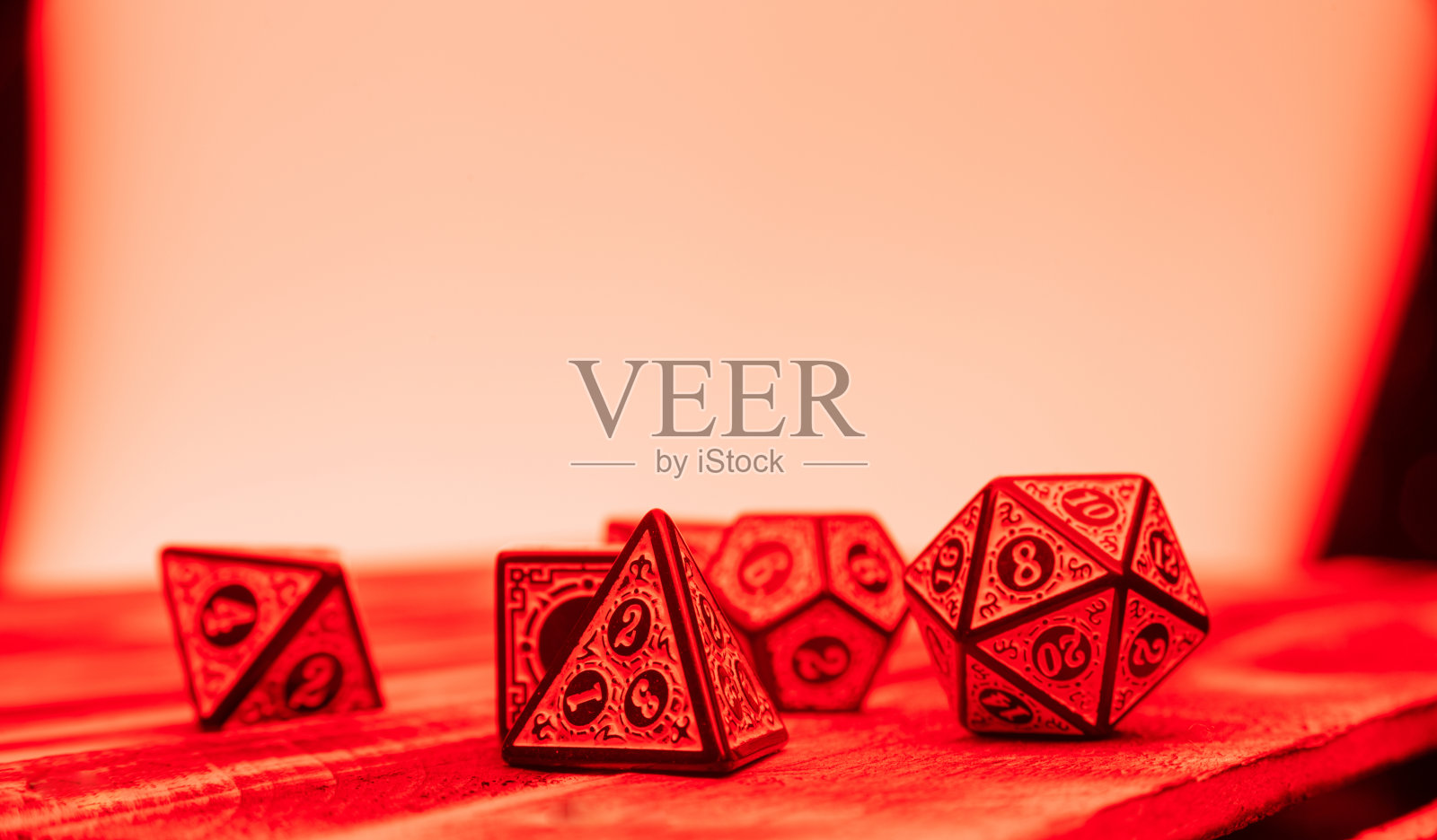 RPG骰子照明彩色光,光绘画风格的照片,选择性聚焦。照片摄影图片