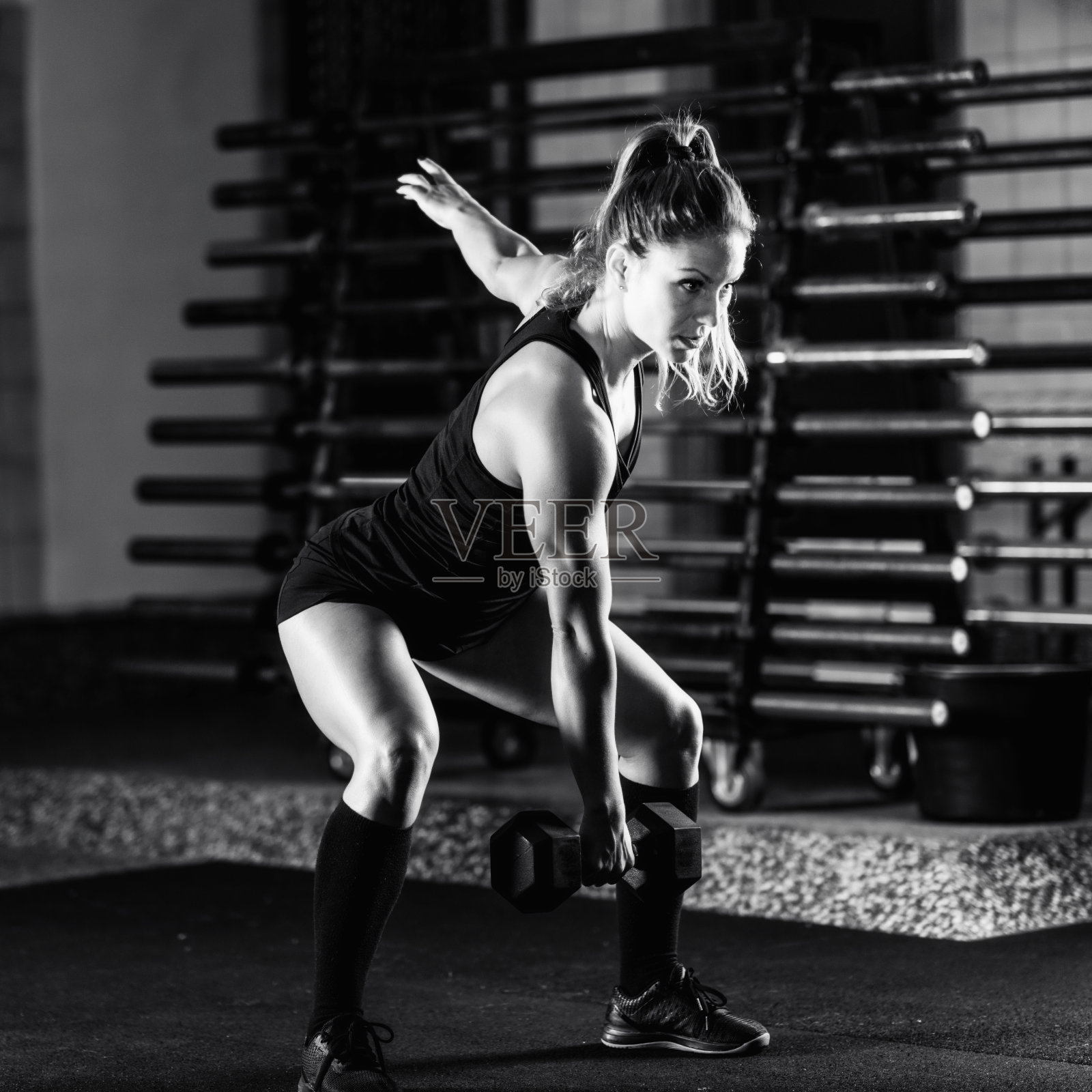 交叉训练。年轻女子在健身房锻炼照片摄影图片