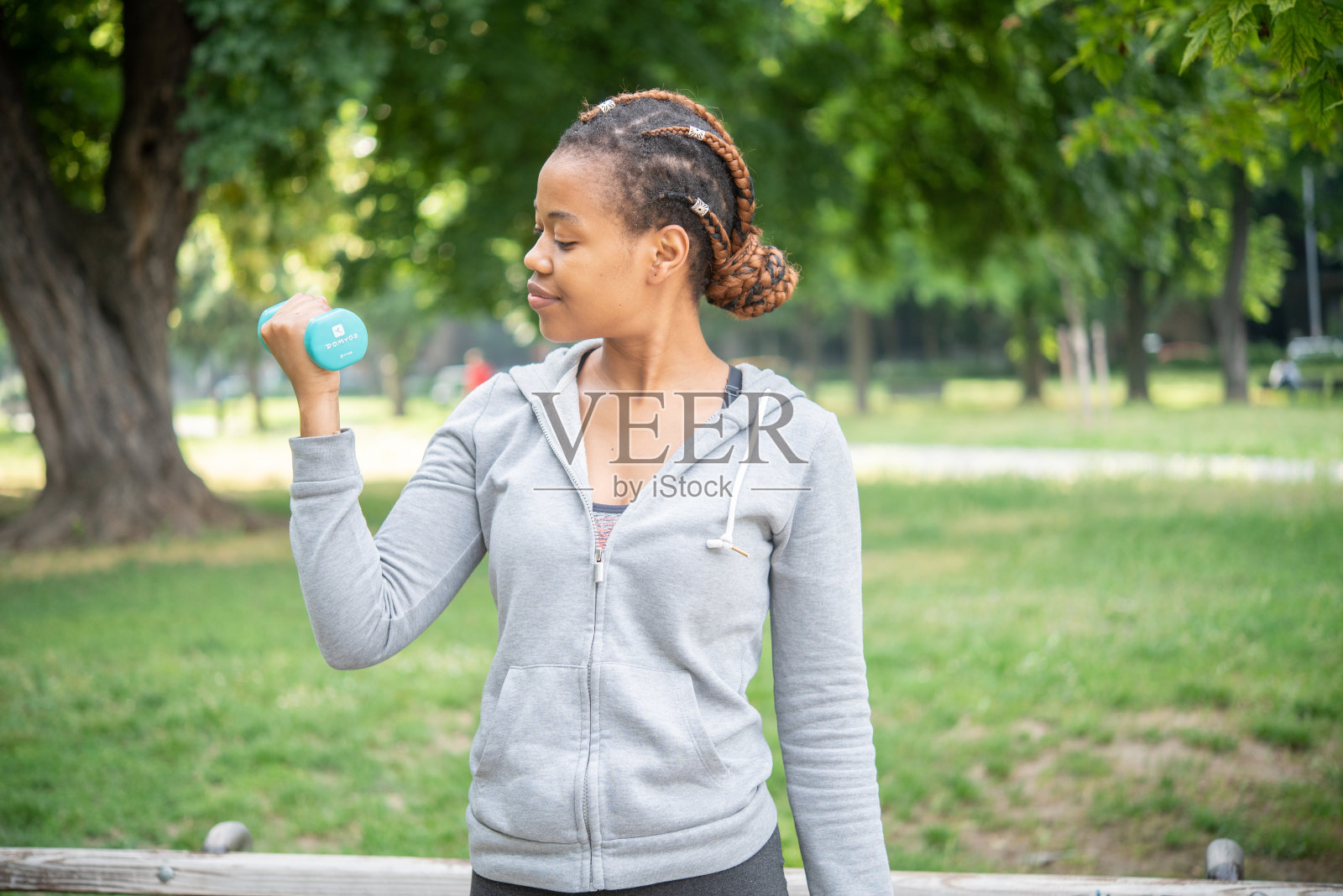 年轻的女人照片摄影图片