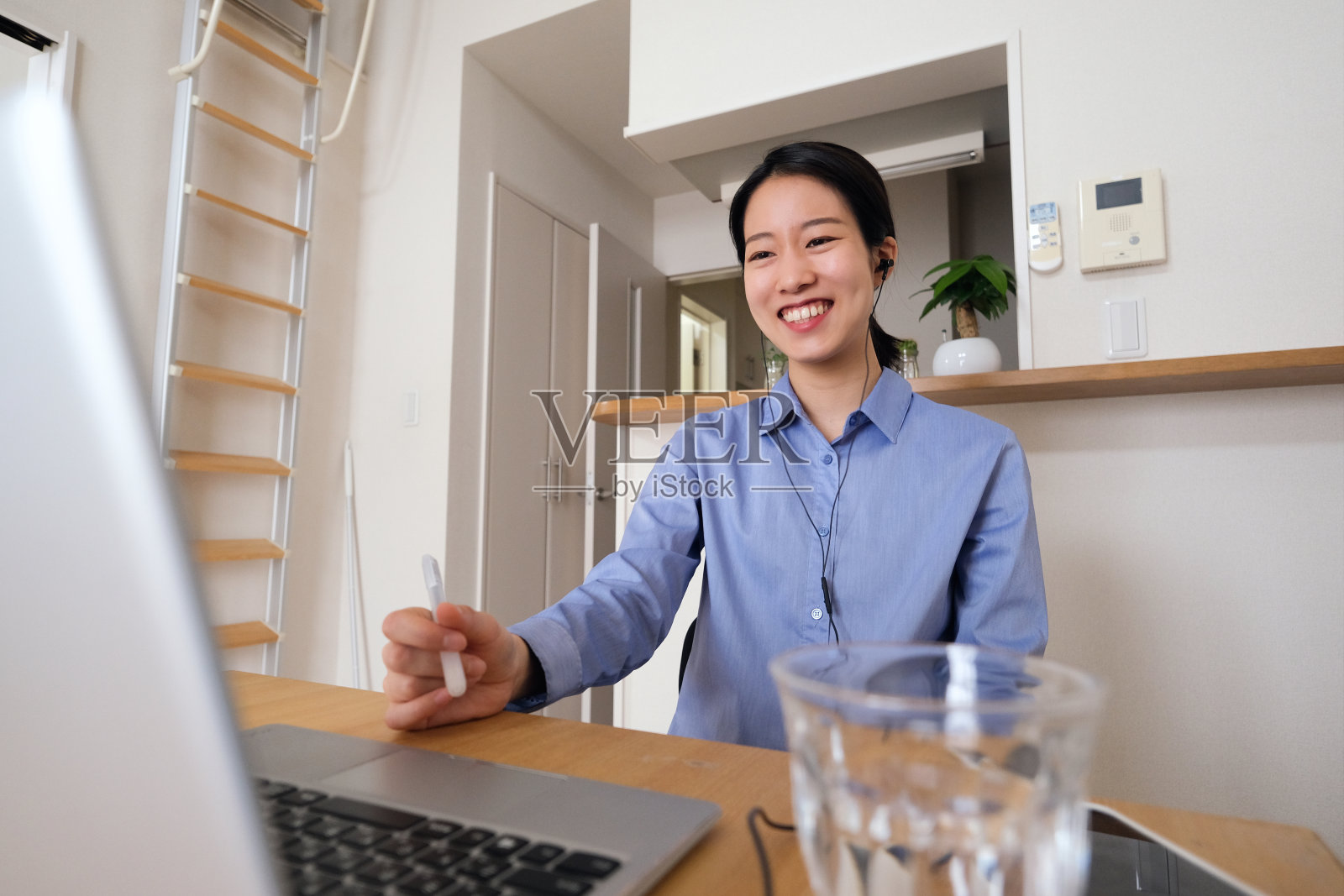 在家工作的妇女照片摄影图片