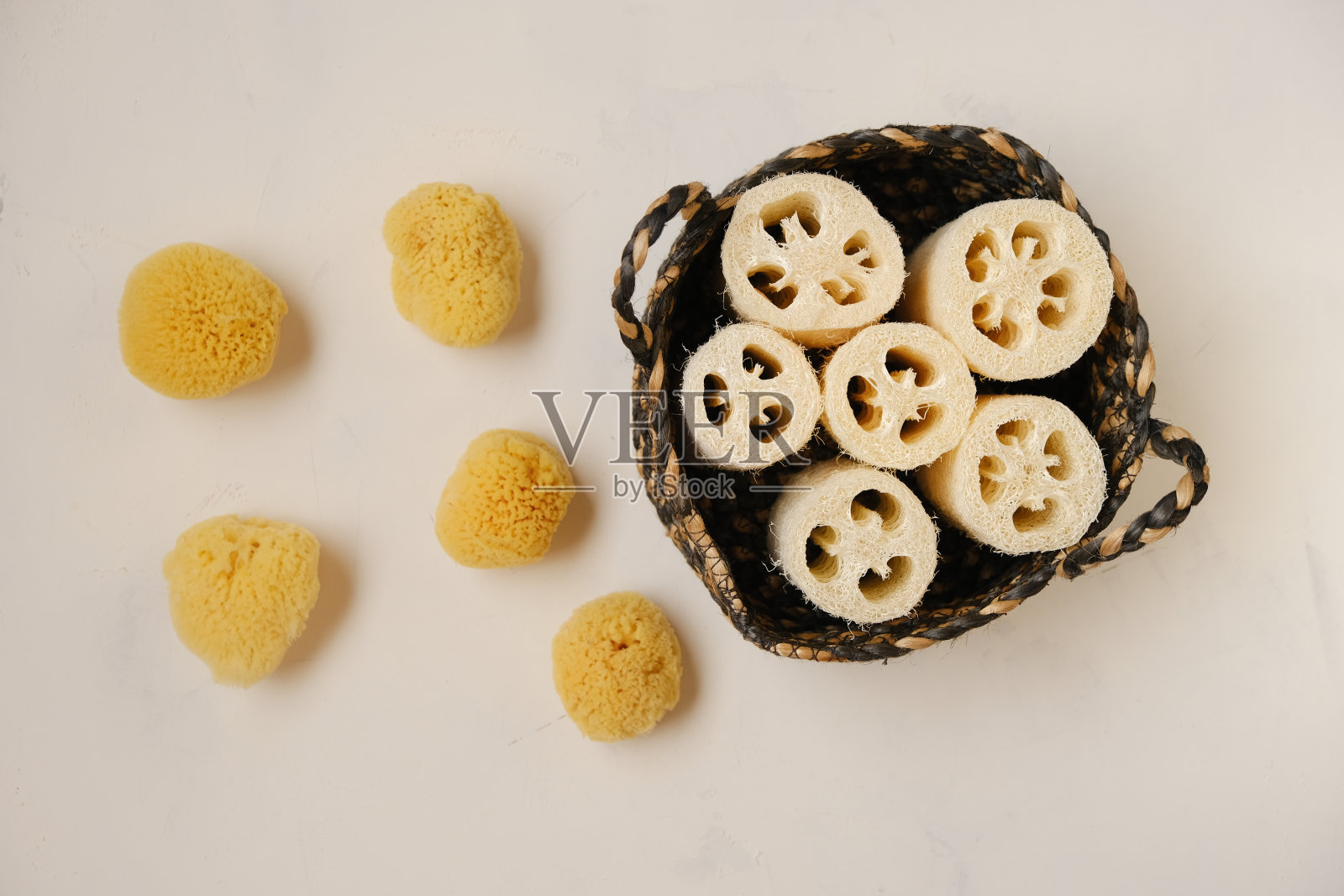 卫生用品零浪费。米色背景的柳条筐里放着海绵和丝瓜巾。生态环保的生物天然化妆品。合理的消费照片摄影图片