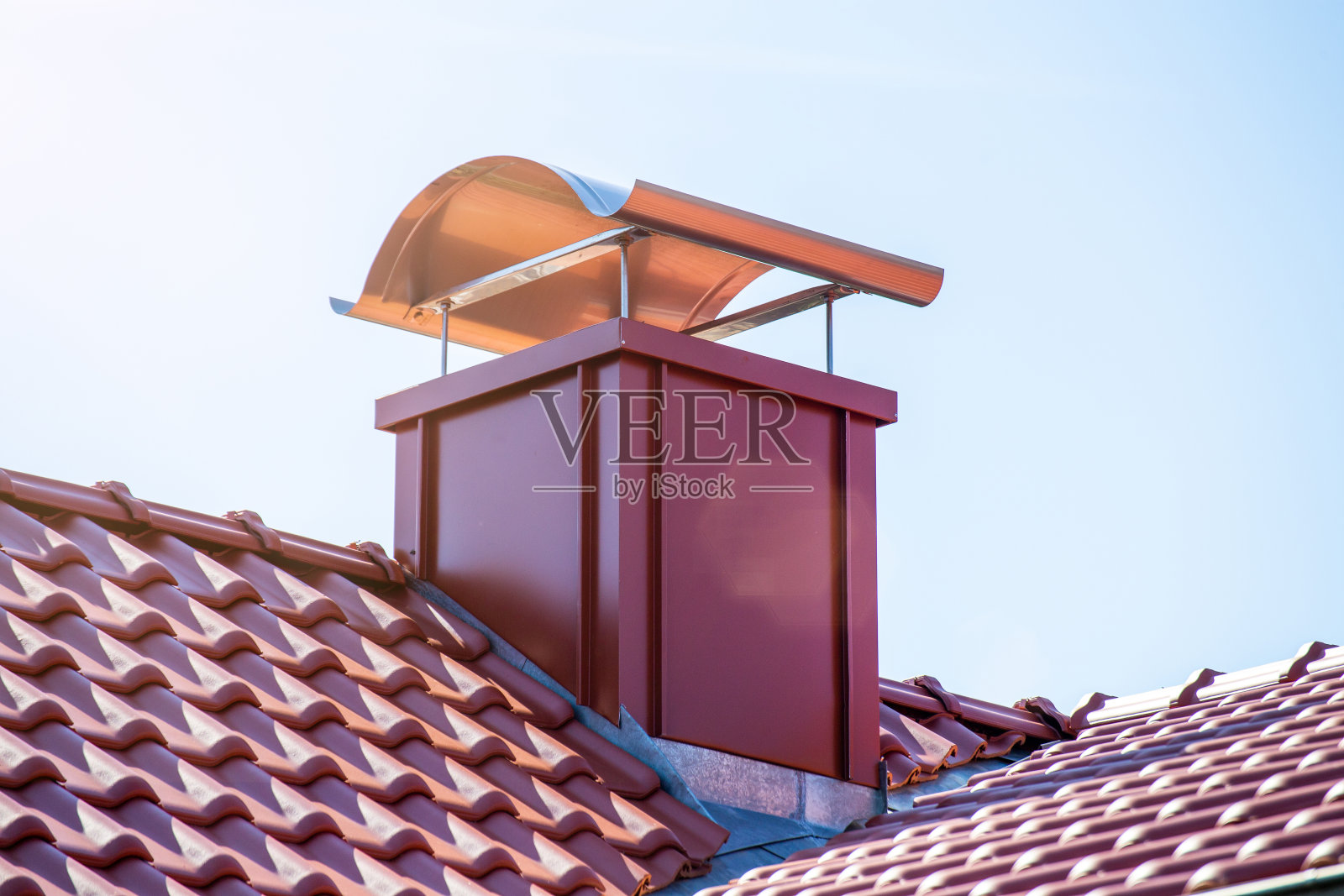 新铺瓷砖的屋顶上有烟囱和铝板照片摄影图片