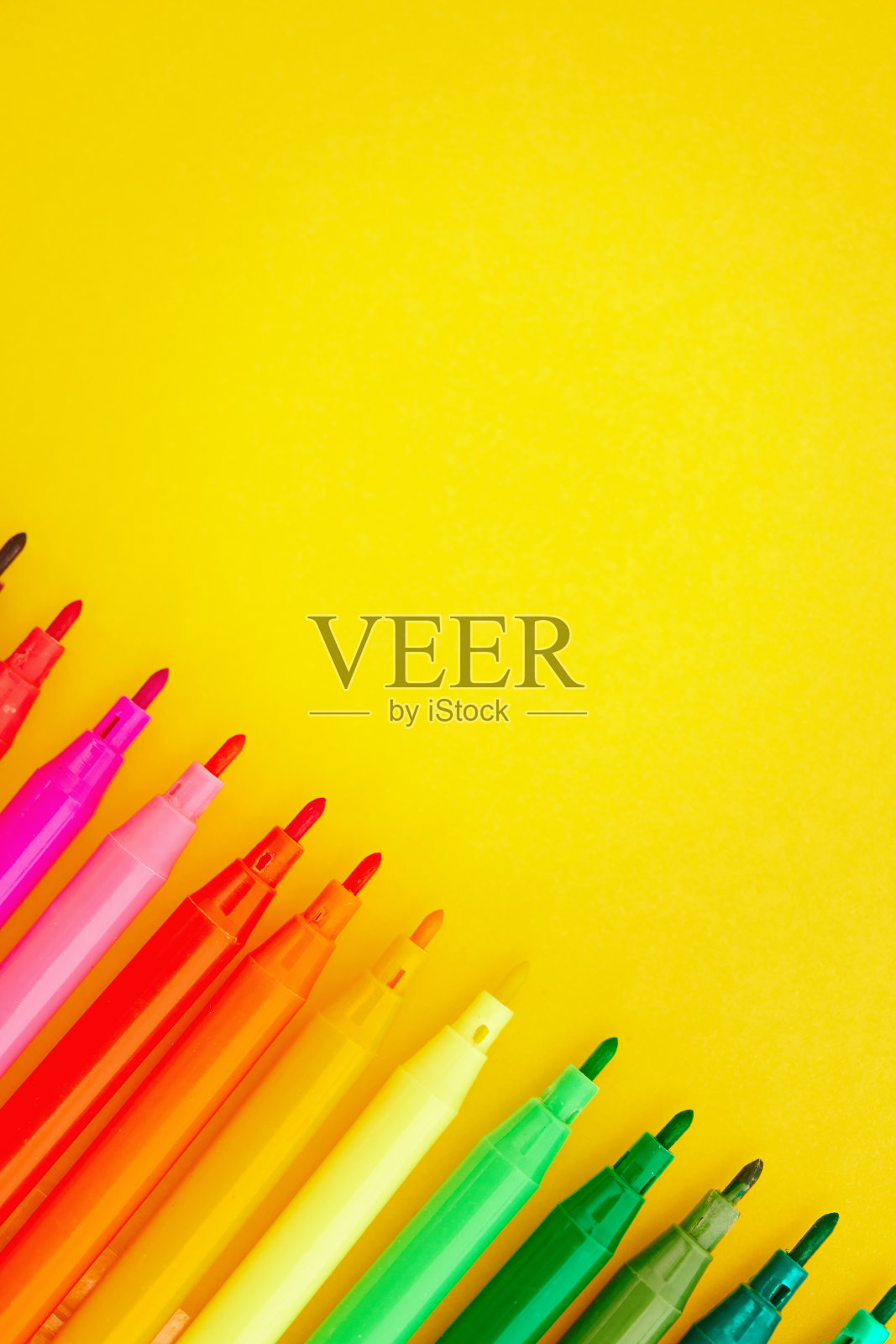 回到学校背景与彩虹毡尖笔在明亮的黄色背景。空间的文本照片摄影图片