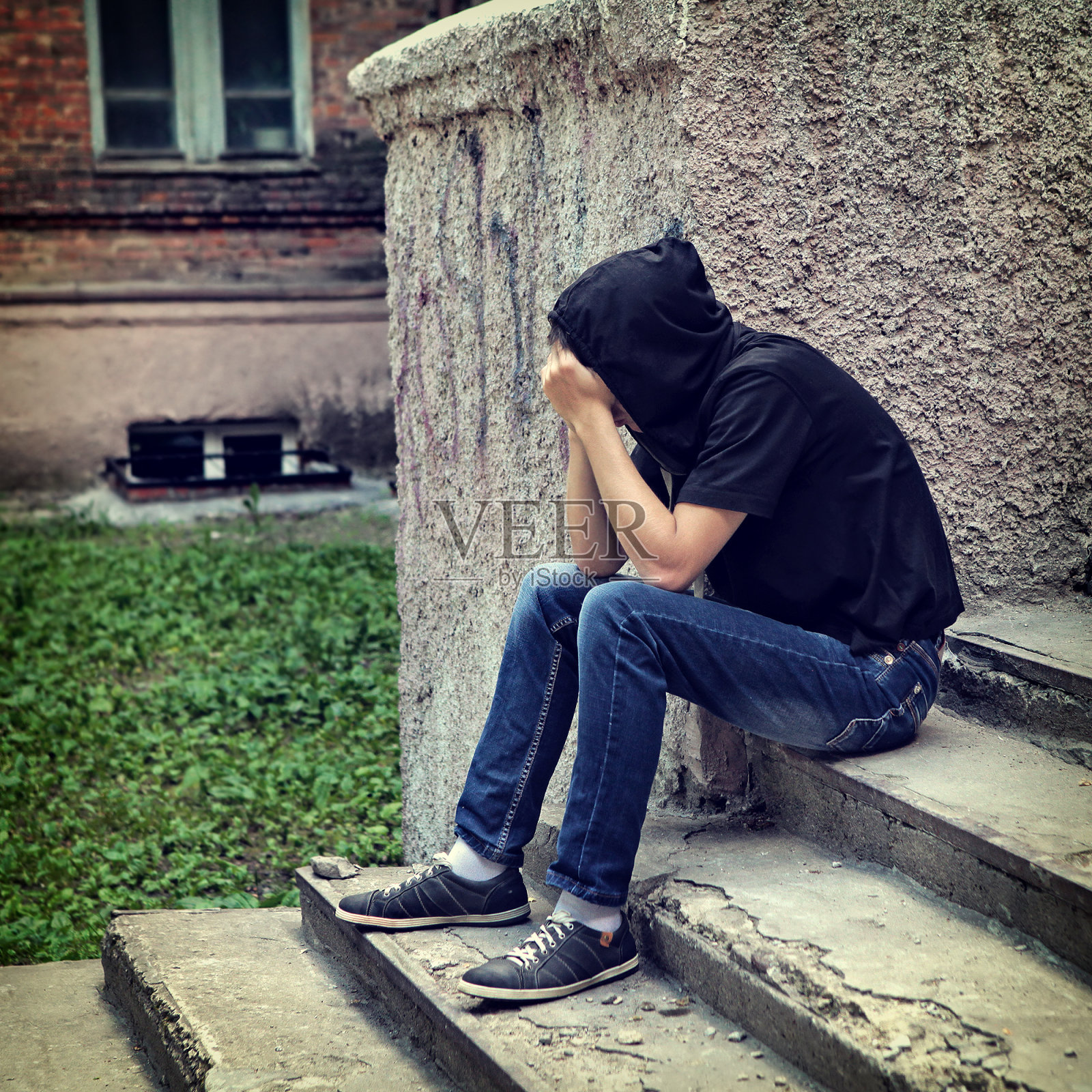 户外悲伤的青少年照片摄影图片