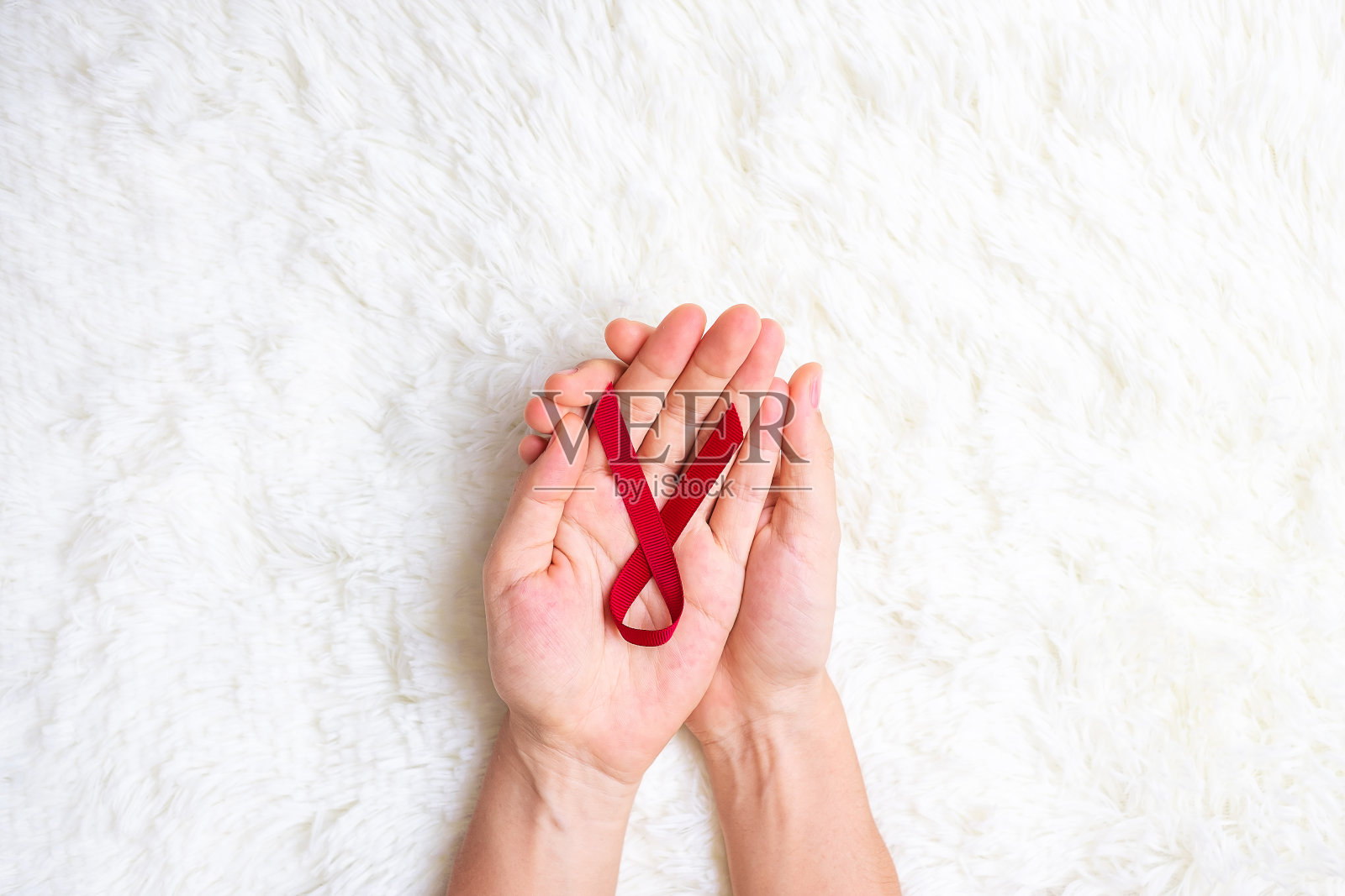 酒红色丝带,支持人们的生活和疾病。保健和安全性行为的概念。12月世界艾滋病日和多发性骨髓瘤防治宣传月照片摄影图片