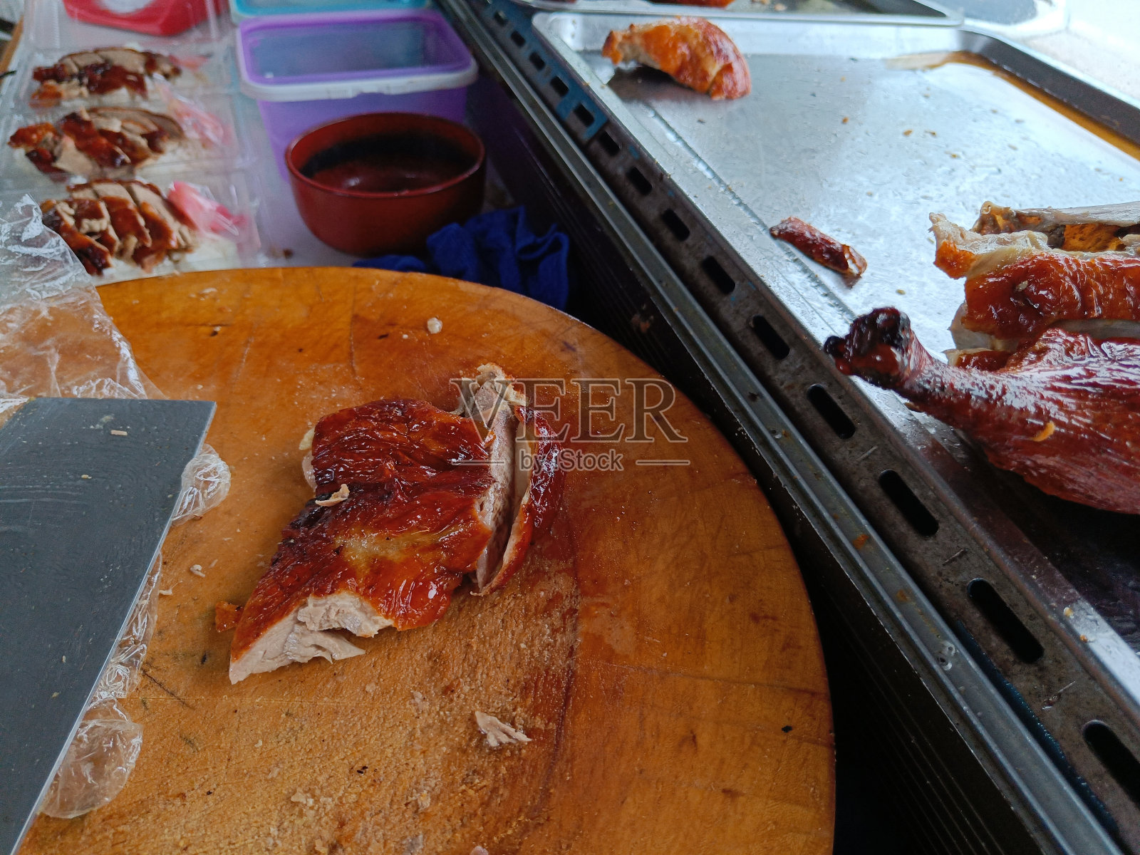 烤鸭放在木砧板上准备切片。鸭饭店照片摄影图片